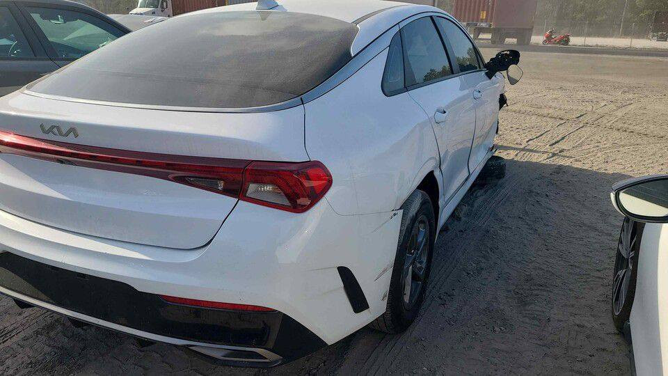 كي فايف 23 وارد أمريكي  بدون رقم مدفوع كمرك منفيس بسمي تترقم أي محافظه مصلح ضررها جاملغ امامي مصلح ومصبوغ ونص الباب عكس السايق ماشيه 73 الف ميل ارباك دشبول سليم مواصفات شاشه كبيره  كامره حساس خلفي امامي جانبي رادار تحكم سياقه ذاتيه السيارة جديده احلى من الصور السعر 165 للاستفسار *********** مكان السيارة البصره
