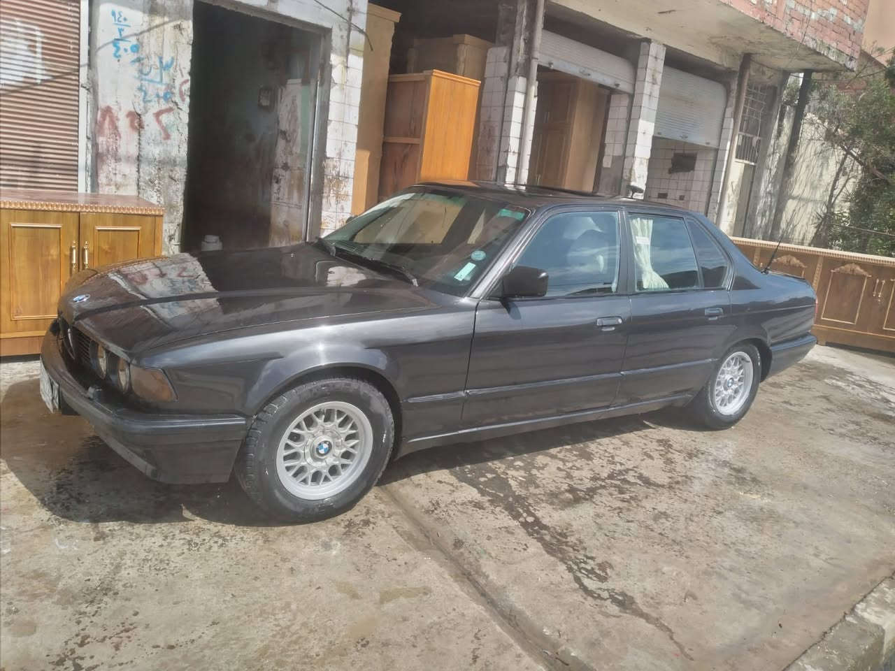 السلام عليكم سيارة بيئم محرك وكير وطخم توتير جديد رقم الماني شرط التحويل السعر 50 وبي مجال 
***********
***********
