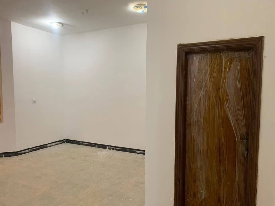 🏠 دار بيع  في أم الهوى الجديد 
​نوع الملكية: ملك صرف.
​الموقع: أم الهوى، الجديد
​المساحة: 220 متر مربع.
​### مواصفات الدار:
​عدد الطوابق: طابقان.
​نوع البناء: طابوق + مسلح.
​عدد غرف النوم: 5 غرف نوم (نظام سويت).
​المرافق الرئيسية:
​صالة
​استقبال
​2 حمامات (صحيّات)

   
​### 📞 للاستفسار والاتصال:
*********** 
***********
