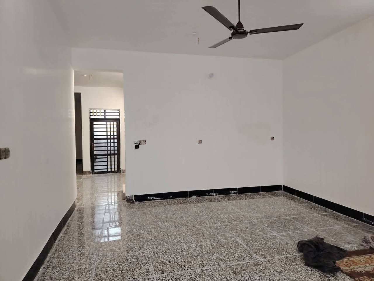 السلام عليكم
يعلن مكتب الخبير للعقارات 
وجود دار مساحه 180م
خلف معارض الميثاق
مكونات الدار //استقبال ومطبخ وغرف نوم عدد اثنان مجموعات صحيه داخليه وخارجيه كراج
البيت جاهز للسكن
السعررر 58مليون

للاستفسار مراجعة مكتب الخبير مقابيل شارع الدوب اومقابيل مركز الشباب
للاستفسار الاتصال ***********
