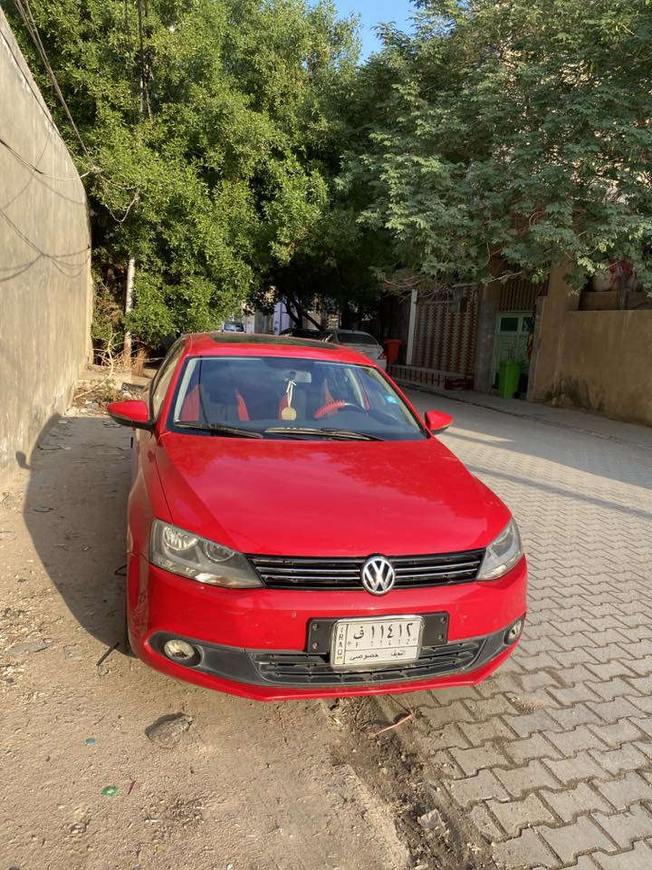 جيتا فولكسفاجن ٢٠١٣ اللون احمر 
فول مواصفات 
 وكالة المانية 
ضربة بسيطة بالجاملغ خلفي جهة السايق موجود بالصور 
ماشية ١٦٩ الف km
السعر ١١٠ 
التواصل على ***********
