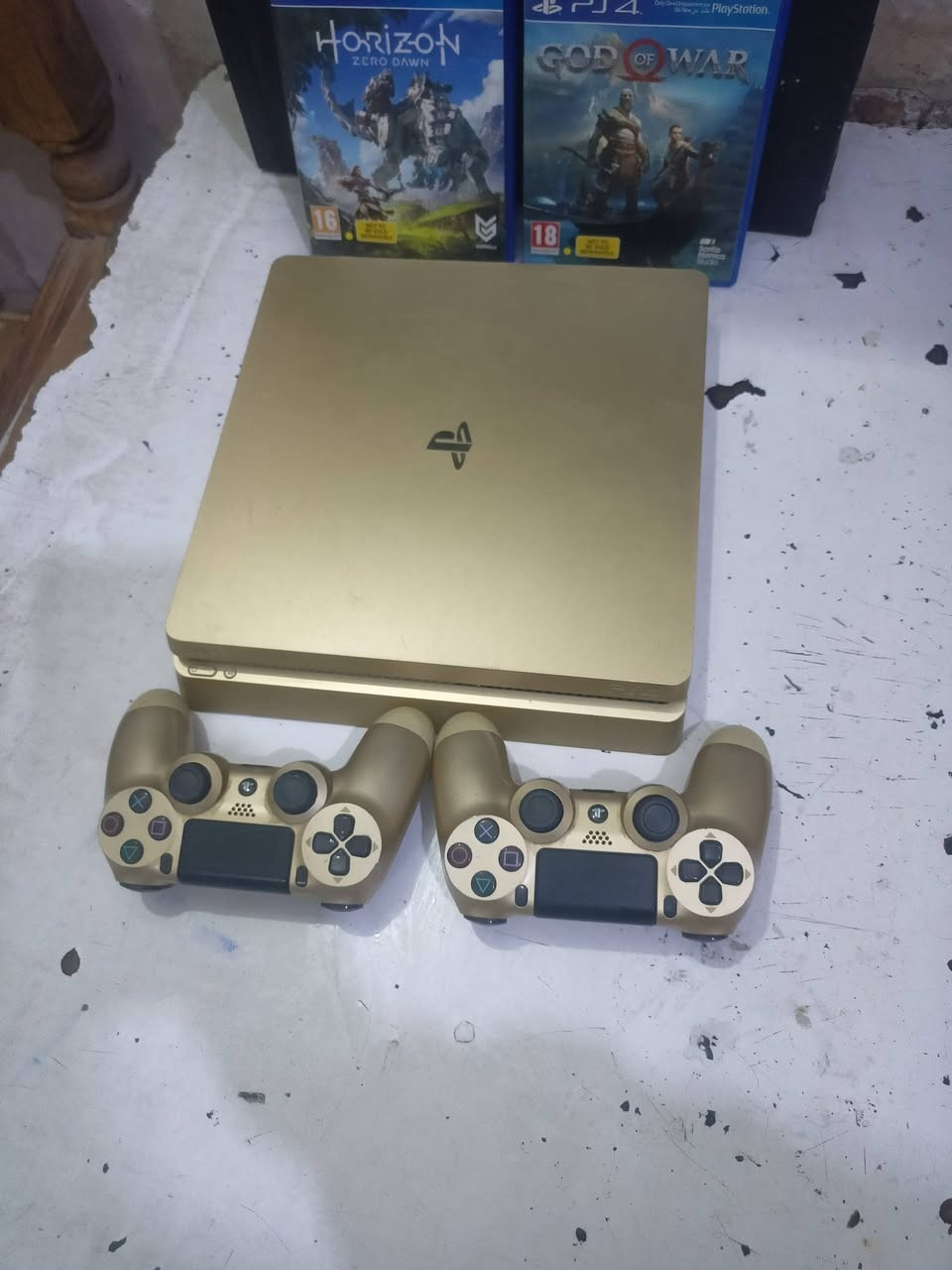 سلام عليكم بلي ستيشن فور نصف تيرة لون الذهبي جوستكات عدد 2مع أقراص عدد 2 السعر  225.  هذا رقمي *********** لشراي يتصل
