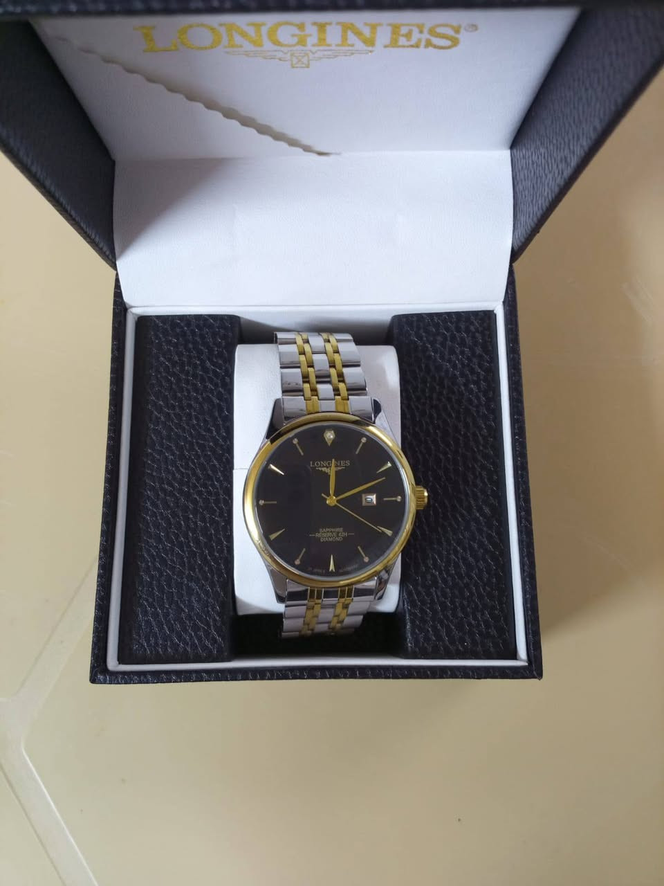 السلام عليكم من رخصه الادمن ساعه لونجين اوتوماتيك للبيع السعر 75 وبيها مجال بسيط للاستفسار الاتصال على الرقم ***********
