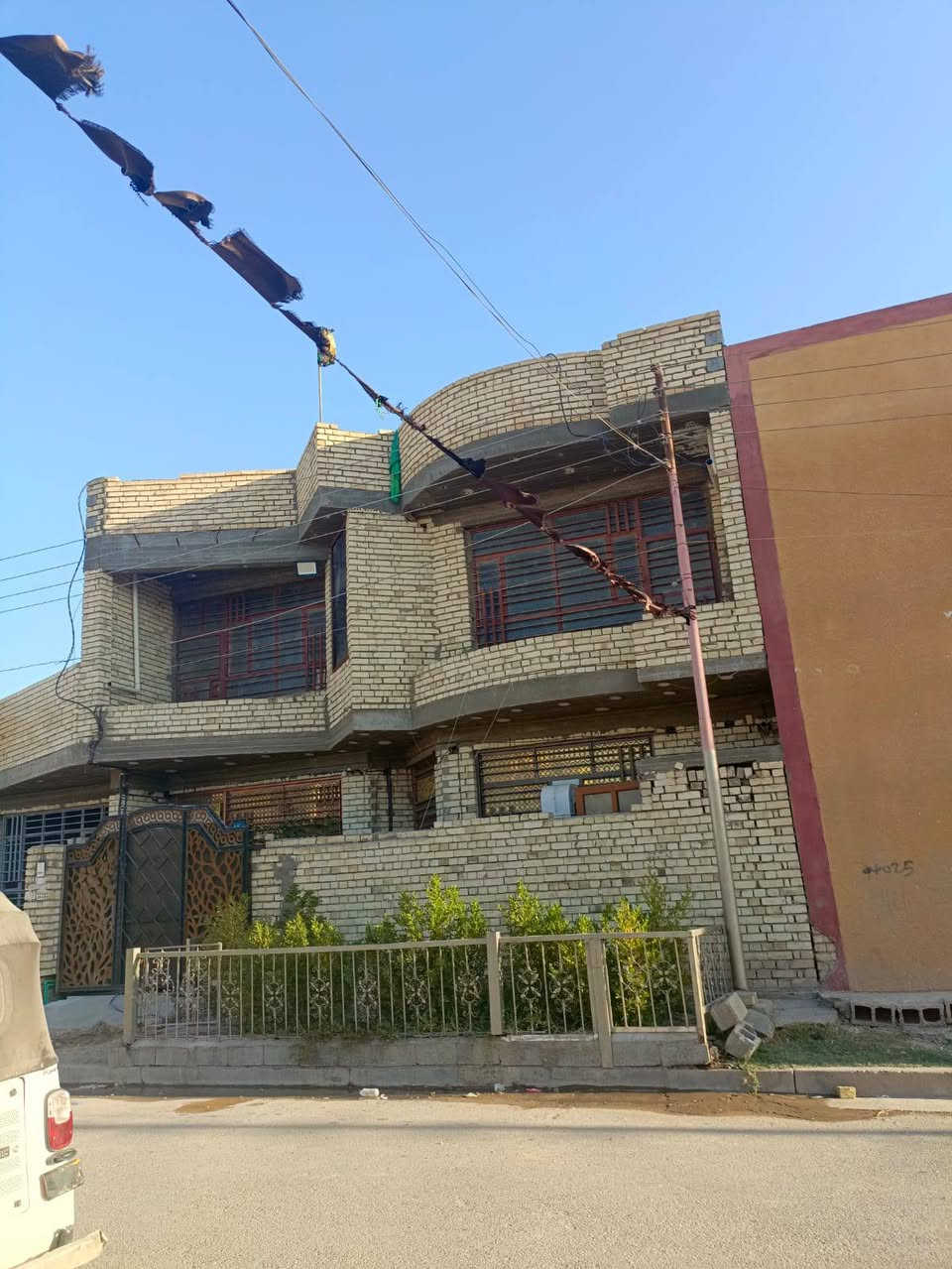 🏡 بيت راقي للبيع في بغداد / المحمودية – حي الشهداء 🏡
✨ فرصة حلوة لعائلة تدور بيت واسع ومرتب، موقع هادئ ونظيف، تصميم عصري ومريح!

🔹 المساحة: 137.5 متر بالسند
🔹 الواجهة: 10 متر
🔹 يتكون من طابقين + سطح

🔸 الطابق الأول:
– صالون استقبال (صالح الخطّار) أنيق ومرتب
– هول داخلي واسع بيه محور درج ومكان تلفزيون
– مطبخ نظيف
– غرفة نوم
– حمامين (واحد داخلي وواحد خارجي)

🔸 الطابق الثاني:
– 3 غرف نوم
– محور (هول علوي صغير)
– حمّام

🔸 السطح:
– بيتونة + 3 خزانات مي + مطر ساعد ونازل
– كهرباء 3 فيز

💰 السعر: 140,000,000 مليون دينار عراقي (قابل للتفاوض)
📞 للتواصل ,(***********)]
