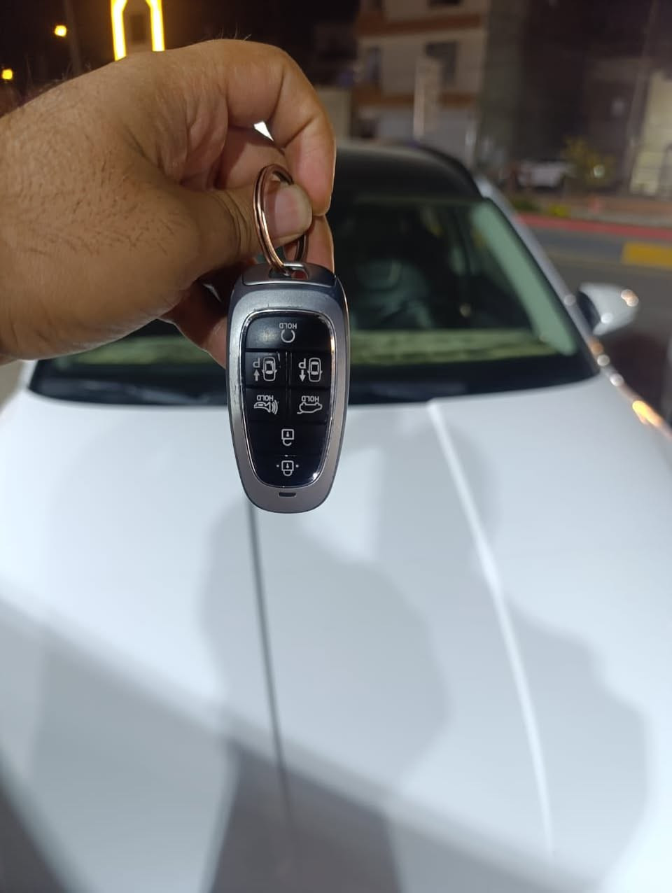 السلام عليكم للبيع هيونداي توسان هايبرد فول اعلى مواصفات السيارة الموديل2023 رقم بغداد الجديد محرك 1600 توربو هايبرد 
فول 1/1
جزء من مواصفات السيارة 
بانوراما 
شاحن وايرلس
بصمه تشغيل و ابواب 
الكراسي جلد 
 وتبريد و تدفئة
 والخلفية تدفئة 
كرسي السايق خزن ميموري 
كامرات ٣٦٠ درجة و تشتغل الكامرة الجانبية وية الاشارة
رادار امامي 
حساسات
اوتو ستوب 
هاند بريك بصمة و اوتو هولد  
صندوق كهرباء 
تحكم ستيرن جهتين 
ستيرن تدفئة 
النقطة العمياء بالمرايا الجانبية
السيارة ماشية 47 الف ميل قابل للزيادة 
السعر 205 بالمنشور لليريد يشوف صور الحادث
للاتصال ***********
