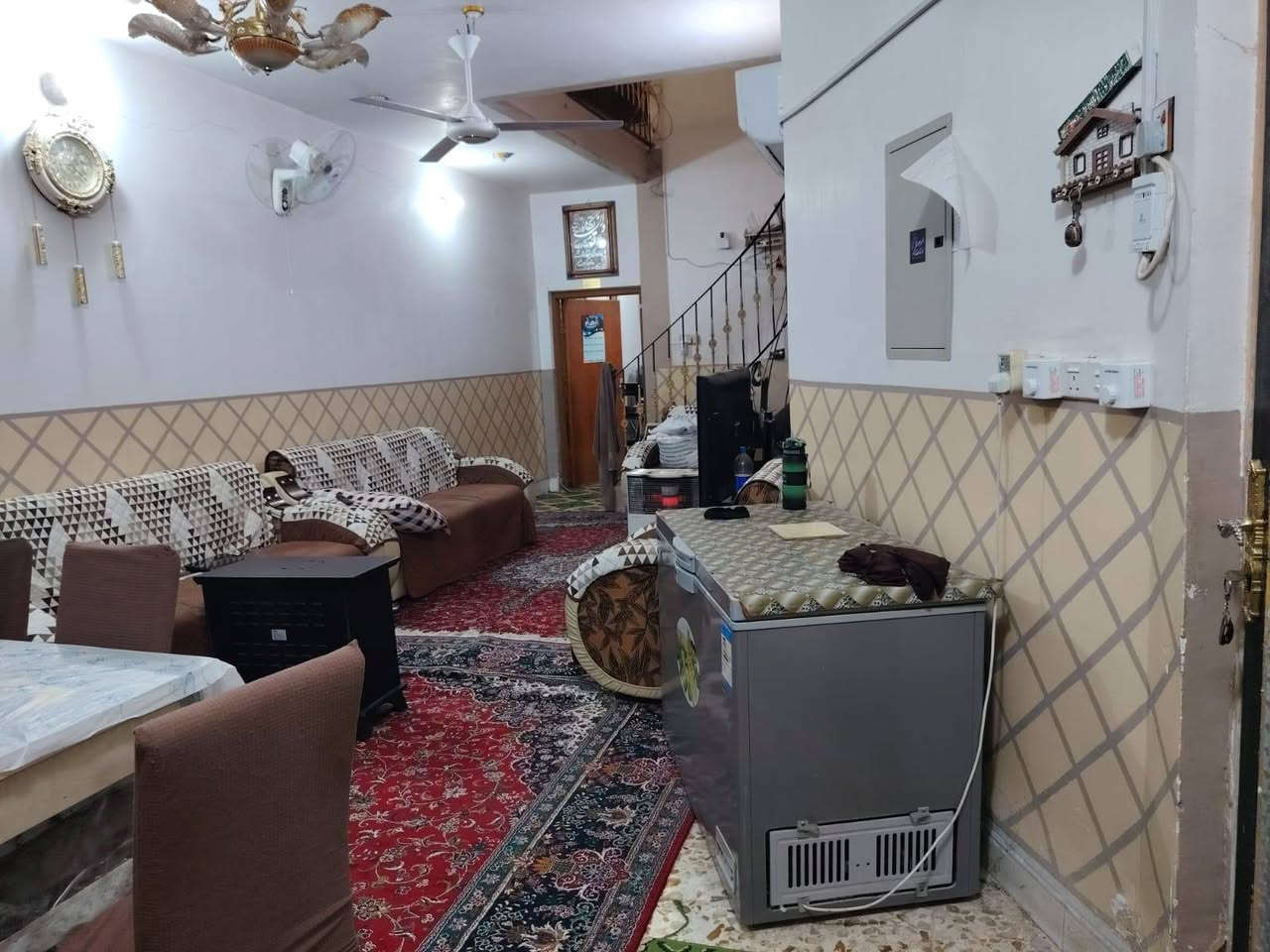 دار للبيع بالحيره حي الحسين قرب مركز صحي النعمان طابو صرف المساحة ١٢٥م٢ طابقين يحتوي على
٣ غرف نوم
٣ حمامات جدران سيراميك والارضيه بورسلين
مطبخ جداره سيراميك
مكشوفه عدد ٢
 الارضيه كاشي ابعاد ٤٠ سم *٤٠سم
سطح عدد ٢ مطبك شتايكر
استقبال مفتوحه على الصاله باب دفتري صاج خشب ٤ طلاكات
صاله كبيره عدد٢
للاستفسار مراسلة الصفحه او الاتصال عالرقم ***********
