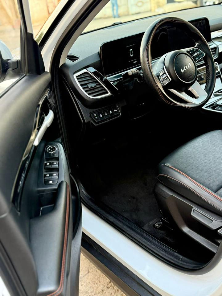 للبيع كيا سلتوس 2025 محرك 1500 بيها فقط رصعتين صغار ماشيه 18 الف  فول مواصفات السياره جديده فتحه بل قماره  العنوان بغداد للاستفسار اتصل يوجد واتساب ***********🚗🚗
