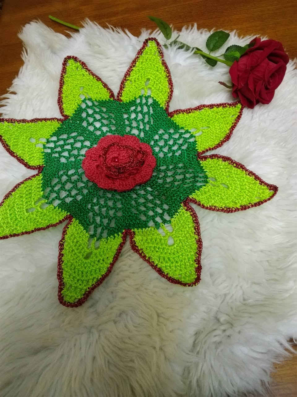 مفرش كروشيه لطاولةصغيرة بتصميم الوردة...قطعة فنية تضفي حياة وألواناً مبهجة على ديكور منزلك مشغولة يدوياً بخيط البريسم الناعم 
A crocheted tablecloth with a rose design... a work of art that adds life and cheerful colors to your home decor, handcrafted with soft silk yarn.
للمزيد من المعلومات التواصل على الخاص.


**إذا كنت صاحب هذا الإعلان وتريد حذفه لأي سبب، رجاءا أرسل رسالة إلى الدعم الفني**