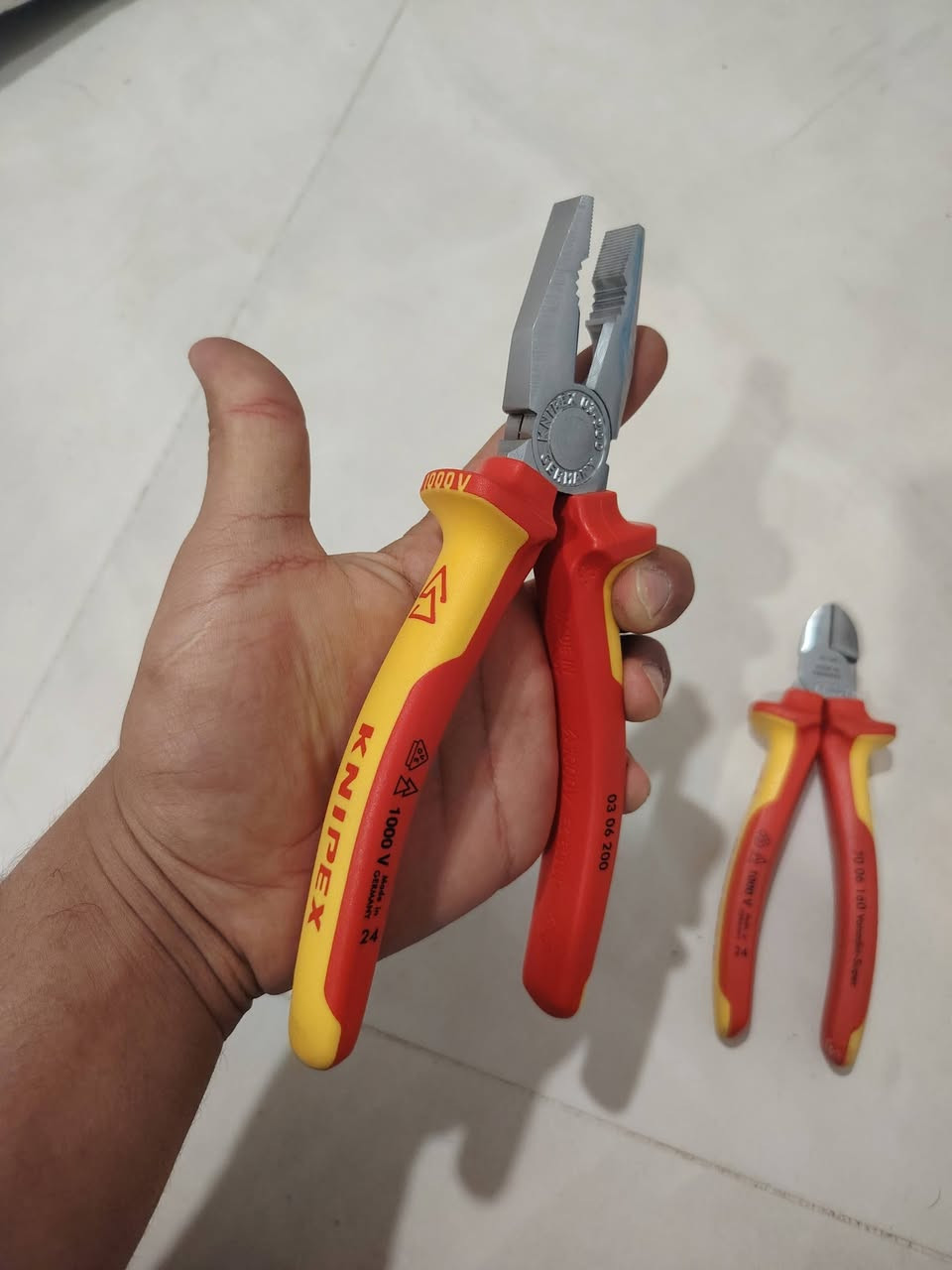 السلام عليكم بلايس وكتر knipex جداد سعر 70 الف يوجد توصيل


**إذا كنت صاحب هذا الإعلان وتريد حذفه لأي سبب، رجاءا أرسل رسالة إلى الدعم الفني**