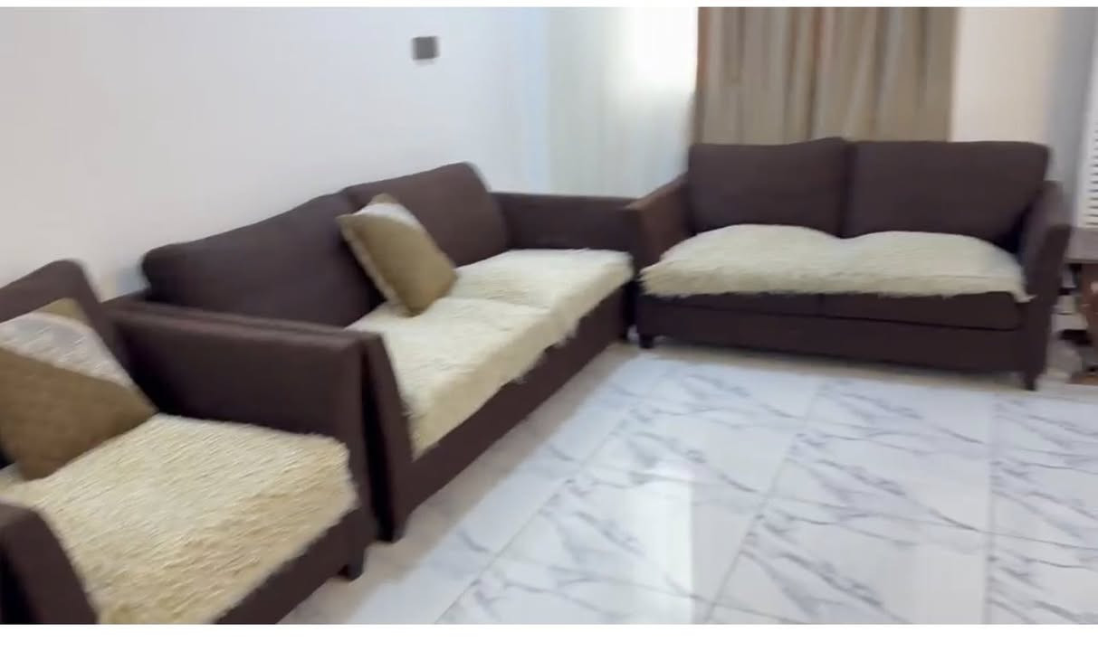 السلام عليكم ديوان كويتي 18 متر سعره 500 وبيه مجال اتصل وادلل***********
