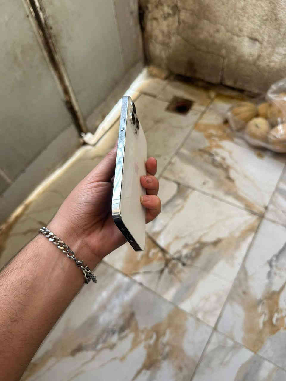 سلام عليكم 
12برو ماكس
256بطاريه80
ألون الأبيض 
الجهاز لامفتوح ولا مصلح  
مادخل صيانه ابد كله شغال 
كامرات✅اتصال✅سيمكرت ✅فيس إيدي✅كله شغال مابي خلل جهاز كامل مكمل وين متريد افحص يرهم مراوس ويرهم بيع السعر460وبي مجال مكاني بغداد مدينه الصدر رقمي واتساب ***********
