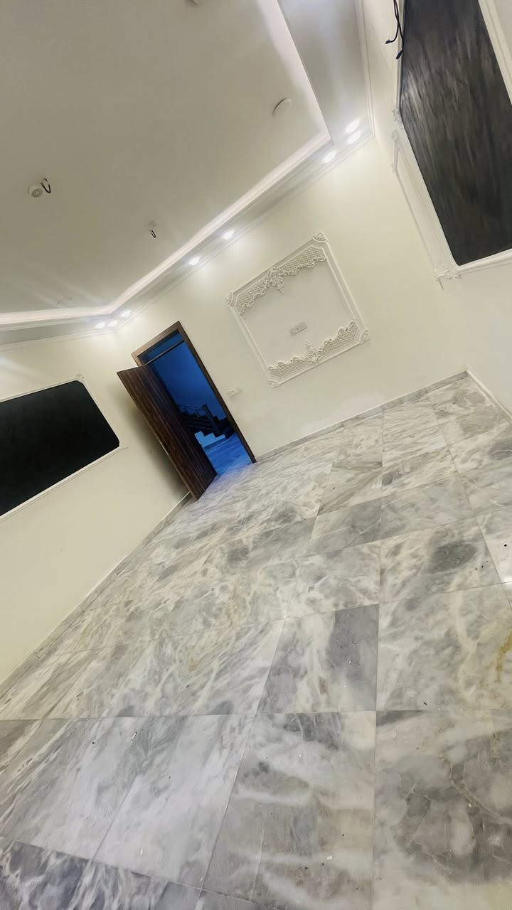 دار كبير للايجار.  للايجار. حديث                                        مساحة 200 متر يحتوي على 7 نوم وحمامات عدد3 ومطابخ عدد2 كل غرفة 6*6 وبلكونات العنوان صليخ قرب سريع محمدالقاسم مدرسة مايس جامع الابرار حي الشماسية السعر   ( مليون و750 ).                                     وبي مجال للستفسار.    ***********.                            ملاحظة الدار يسلم مصبوغ بلكامل صبغ درجة اولى
