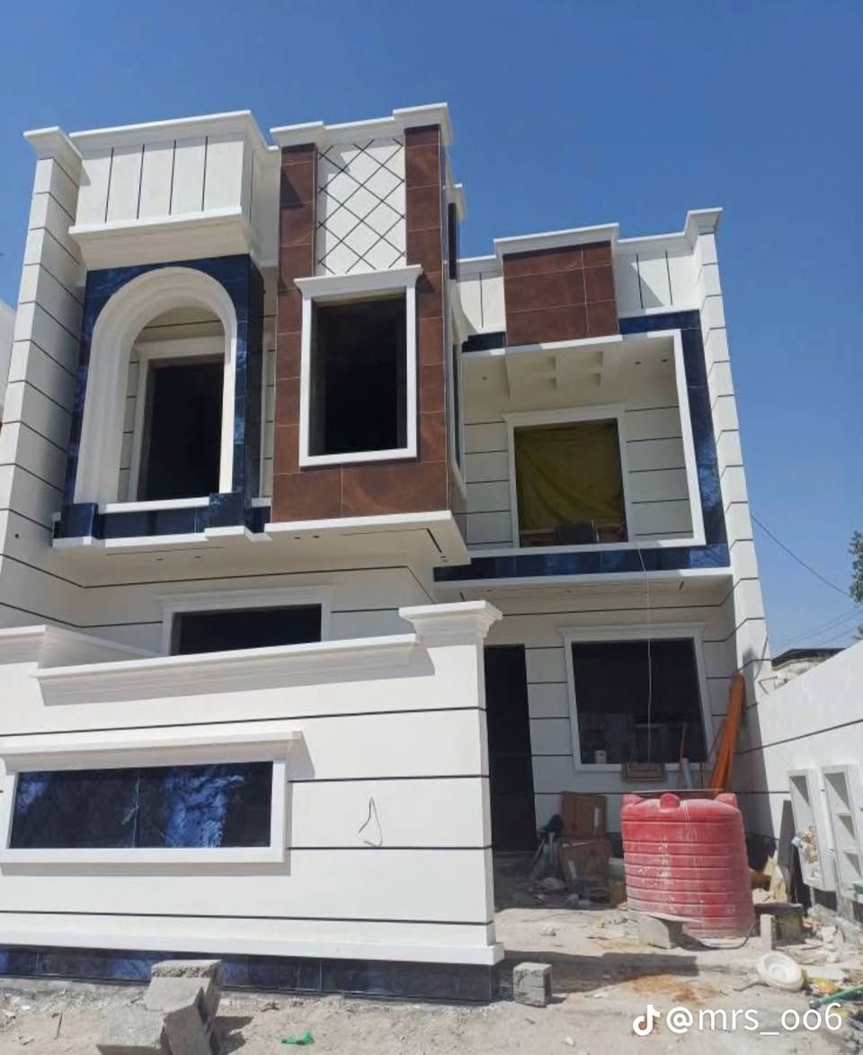 🏡 مجمع بيوت حديثة للبيع في أبي الخصيب – تسليم مفتاح 🔑
​فرصة استثنائية لامتلاك منزل العمر ببناء حديث وشغل درجة أولى (VIP) في موقع مميز ومكتمل الخدمات.
​📌 تفاصيل العقارات المتاحة:
​المساحة لكل بيت: 200 متر مربع.
​نوع السند: طابو ملك صرف (سند 25).
​حالة التسليم: جاهز (تسليم مفتاح 🔑).
​🏛️ مواصفات بيوت (الطابقين):
​يتميز التصميم الداخلي باستغلال ممتاز للمساحات ليوفر لك ولعائلتك أعلى درجات الراحة:
​غرف النوم: 6 غرف منام واسعة.
​الصالات: صالتين جلوس كبار.
​الاستقبال: ديوانية/استقبال مستقلة.
​المطبخ: نظام حديث (مطبخ حار + مطبخ بارد).
​المرافق الخارجية والخدمية: كراج للسيارة، حديقة منزلية، بلكونة بإطلالة مميزة، ومجموعات صحيات متكاملة.
​💡 ملاحظة: يتوفر أيضاً (طابق واحد) بمساحة 200 متر حسب الطلب والرغبة.
​📍 الموقع والخدمات (أبي الخصيب - البهادرية)
​البيوت تقع في منطقة مخدومة بالكامل ومثالية للسكن:
​🛣️ شوارع مبلطة بالكامل.
​🏫 قريب جداً من المدارس والأسواق المركزية.
​⚡ خدمات أساسية متكاملة: (كهرباء مستمرة، ماء إساله، شبكة إنترنت، خط مولد ديزل).
​📞 للاستفسار والتواصل:
​للمعاينة أو لمزيد من المعلومات، يرجى الاتصال مباشرة على الرقم:
📱 *********** البصرة, العراق
