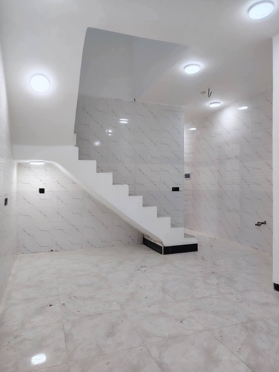 بيت🏠🤑 34مليون وبيه مجال 🤑
*********** 

بيت مساحه 100م #طابو_زراعي سند 25

#قريب_شارع_لحولي 

(عنوان لمكتب ) 

(  عمود 317 شارع الصب مقابل ملحق قريه الغدير                                

بيت جاهز مفتاح 🔑 

أساس وسقف صب مركزي 

منطقه كامله السكن #شوارع_تبليط 

غرفه نوم وصاله ومطبخ واستقبال حمامات داخليه وخارجيه وكراج 

#مدارس // ماء//. كهرباء//. تبليط  /. خط مولد ذهبي 

وتساب

*********** 

ملاحظه// توجد لدينا كل المساحات من دور او قطع
