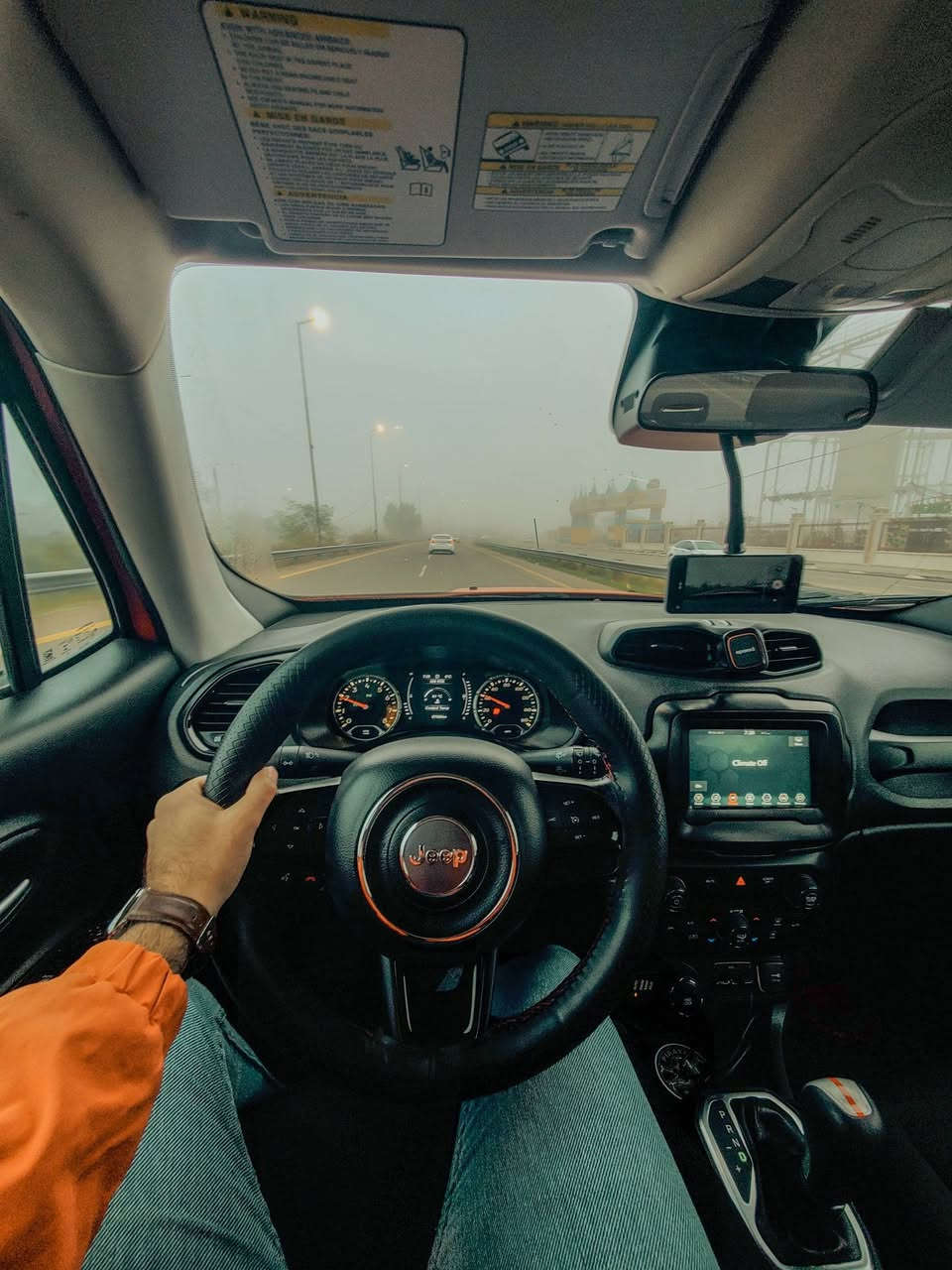 السلام عليكم للبيع   2018 رقم بغداد باسمي
السعر 127 بيها مجال للجناي jeep renegade 

جيب رينگد فئة ( ALTITUDE ) بلاك واكثر ارتفاع من بقية الفئات
 اللون برتقالي نظيف بدون شخوط

حادث سطحي من امريكا باب السايق والخلف فقط بدون دواخل بدون تبديل بچم كبس وضع الشركة مملعوب بيه 
محرك وگير وتبريد بلادي وضع الشركة ايضا نظيفة السيارة كلش واني مالك ثاني الها معتني بيها كلش باتري جديد مع كرت ضمان سنة دهن اكسادو 
ماشية 92 الف كيلو يعني 58 ميل
مواصفات الجيب المعروفة :
دفع رباعي 4×4 اربع وضعيات قيادة بالاضافة الى قفل اكسل - محرك 2400 نظيف جدا وبلادي بانزين عادي ومحسن ماشاء الله 
گير 9 نمر 
اوتو لايت ومتكييف مع الستيرن 
بصمة وبصمة ابواب ودخول بدون لمس (ذكي)
شاشة تحكم بكل الاعدادات والتكييف 
تكييف مناخ منفصل 
شاشة امامية لعرض معلومات المحرك والكير والبطارية 
وبعد مواصفات اكو 
صورة الضرر مرفقة بالمنشور وعندي سونار المندلاوي 
مكاني بغداد *********** متوفر واتس اب
