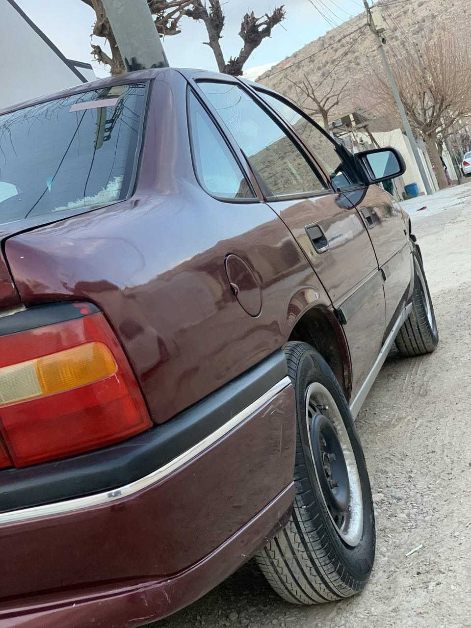 ئۆپڵ ڤیکترا .
مۆدێل 1993
مەکینە 20 . کاڕتی بەنزینی هەیە ✔
بێدەعم و بێلێدراوی 
خایساتی نیە .
چوار تایەو ویلی تازەیە و لۆکە
سڵایتە .
تەقەو ڕەقەی نیە .
گێڕو مەکینەی بەشەرت .
سەیارەکە زۆر پاکو ڕێک و پێکە .
26$ 
0750 135 1883 السليمانية, العراق
