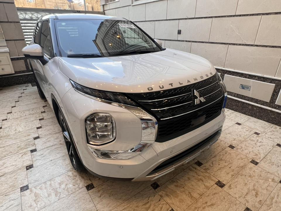 🚗للبيع – سيارة صفر (وكالة) 🚗
Mitsubishi Outlander 2024 – فئة SE (أعلى مواصفات)

✨ المواصفات:

 • محرك قوي و اقتصادي (4 سلندر)
 • نظام دفع ثنائي (أمامي FWD)
 • شاشة كبيرة + نظام ملاحة
 • كاميرات 360 درجة
 • حساسات أمامية وخلفية
 • فتحة سقف (Sunroof)
 • مقاعد جلد فخمة
 • توتدفئة للمقاعد
 • نظام تشغيل بصمة (Smart Key)
 • 
 • شاشة عدادات رقمية
 • نظام صوتي عالي الجودة
 • مثبت سرعة + رادار
 • نظام أمان متكامل (تحذير خروج عن المسار + مانع اصطدام)
 • 7 ركاب (عائلية مريحة)

📌 الحالة: صفر كيلومتر – 
وارد امريكي تقرير مياه امطار تشغيل وقياده من داخل مزاد امريكا 

📌 اللون: (اللون ابيض صدفي )
 📌 رقم شاصي (JA4J3VA85RZ065569)

🔥 سيارة متكاملة – أعلى فئة – جاهزة للتسجيل
تترقم جميع محافظات من غير قليم كردستان 

📞 للاستفسار: (رقمك ***********
