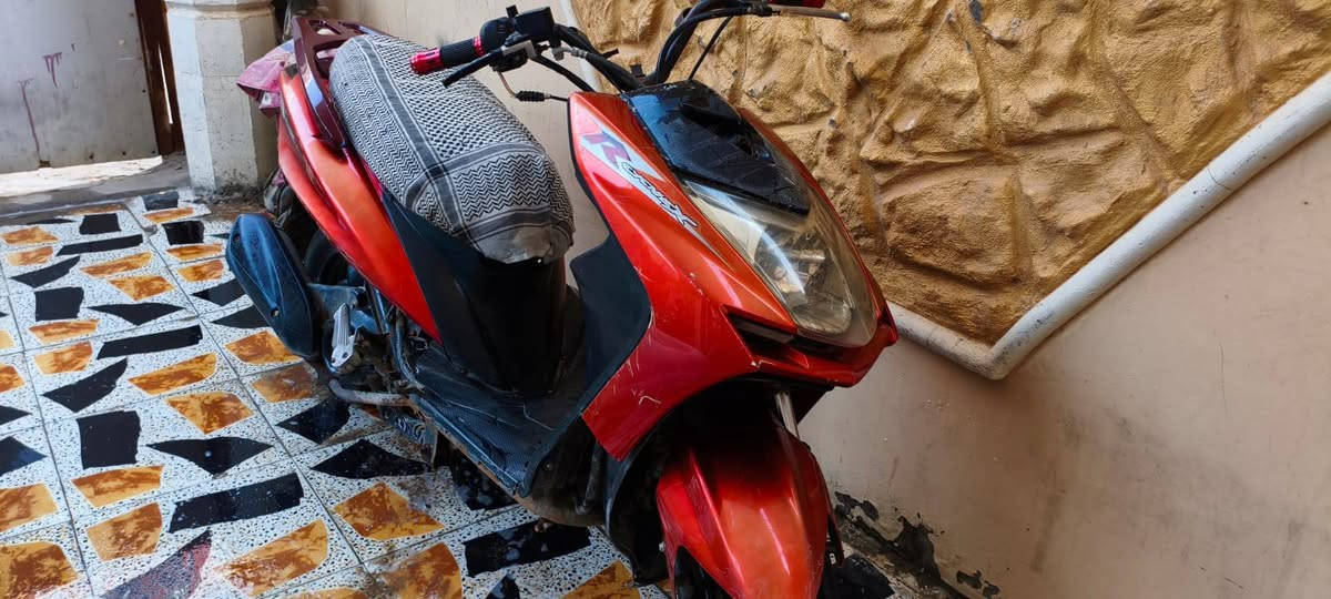 سكنس شمعة 
مكينة ماكس بوشة 49 خرسة الدراجة 
مامفتوحة 
دراجة يردالها ترتيب وناقصها شوتة بس 
كلج امام رياضي 
شلعة ومعدل تخبل 
السعر250 وبيها مجال 
مستعجل ع بيعتها 
مكاني البصرة 5 ميل 
***********
