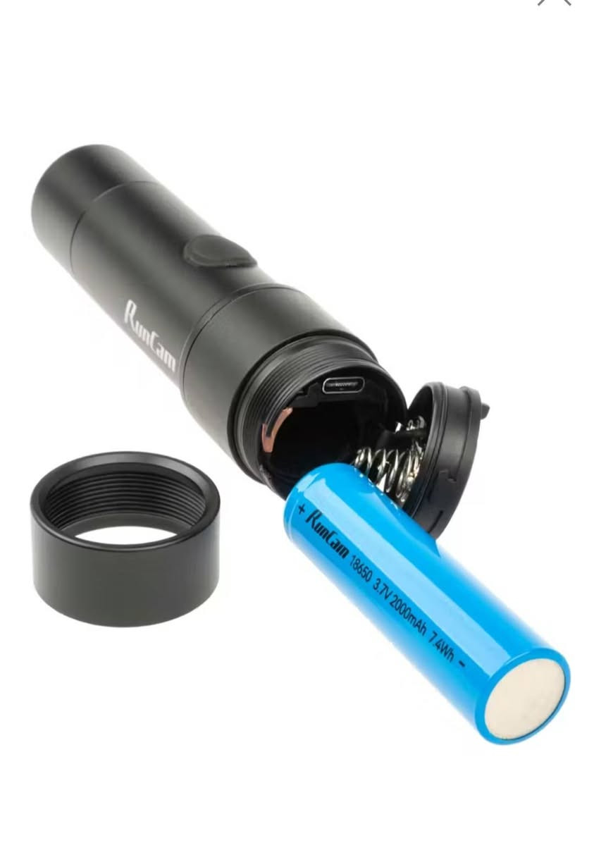 باله اوربي جديد غير مستخدم  ماركه فوول 
تسجيل بدقة 1080 بكسل بمعدل 60 إطارًا في الثانية
كابل فلاش باك مرفق
يتم تسجيل البيانات على بطاقات الذاكرة الصغيرة (Micro SD).
إذا كنت تبحث عن بديل ميسور التكلفة لكاميرا RunCam 4K لتصوير  كاميرا RunCam Scope Camera SE هي خيارك الأمثل!  كاميرا SE  RunCam الأصلية، حيث يتم تثبيتها على سلاحك عبر حلقة تثبيت قياسية بقطر 30 مم لقضبان بقطر 20 مم، مما يمنحك مرونة فائقة في كيفية ضبط سلاحك الأساسي.

تستطيع كاميرا Scope Cam SE التسجيل بدقة 1080P بمعدل 30 أو 60 إطارًا في الثانية، وتدعم بطاقات SD بسعة تصل إلى 512 جيجابايت، مع أن شركة RunCam توصي باستخدام بطاقة بسرعة كتابة U3 على الأقل. تتضمن المجموعة كابل USB من النوع C لشحن بطارية 18650 المرفقة ونقل البيانات، بالإضافة إلى ما يُعرف بكابل "Flashback"، وهو عبارة عن مفتاح ضغط على شكل ذيل فأر مصمم لتسجيل مقاطع فيديو مدتها 15 ثانية بضغطة سريعة. وكما هو الحال في كاميرا RunCam 4K، تستطيع كاميرا SE تسجيل الثواني الخمس إلى الخمس عشرة التي تسبق الضغط على المفتاح، تمامًا مثل كاميرات الشرطة المثبتة على الجسم!

توفر كاميرا Scope Cam SE أيضًا معاينات فورية للقطات عبر الواي فاي، حيث تتصل بتطبيق RunCam على أي جهاز محمول أو لوحي. إذا كنت تستخدم كاميرا مثبتة على الخوذة وترغب في الحصول على لقطات واضحة لأهدافك مع مؤشر الإصابة المميز، فإن كاميرا RunCam Scope Cam SE هي الخيار الأمثل


**إذا كنت صاحب هذا الإعلان وتريد حذفه لأي سبب، رجاءا أرسل رسالة إلى الدعم الفني**