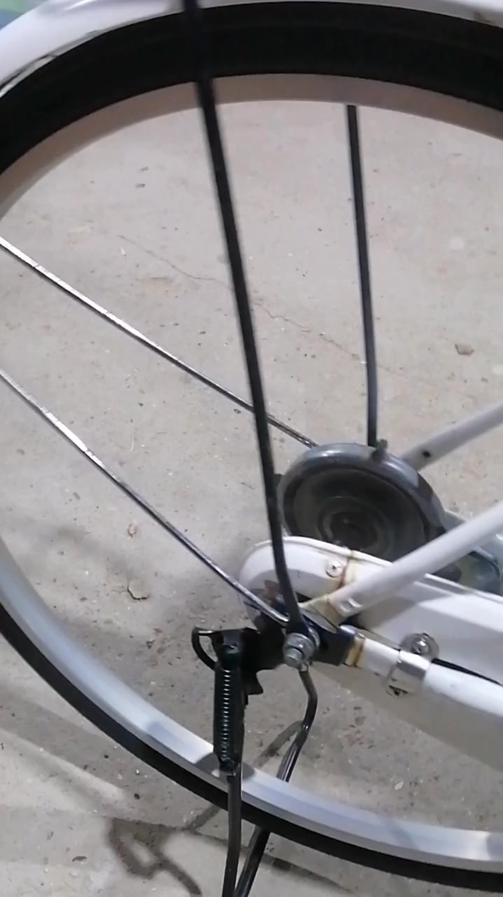 السلام عليكم بايسكل للبيع حجم 26 النظافه فول المكان حله ورديه خارج المكان بونافع اللي يريده يدخل خاص او الرقم*********** السعر 90 وبي مجال
