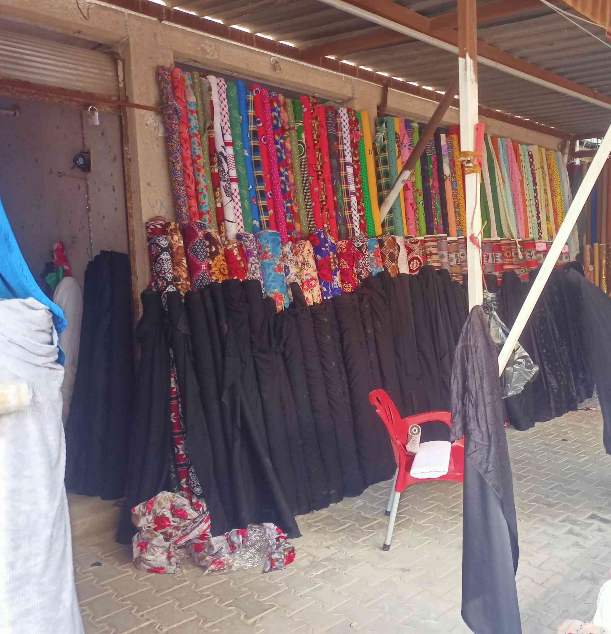 دار تجاري للبيع مكان الجديده الثالثه سوق حنون بيه أربع محلات تجارية المساحة 190 م طابو صرف للتواصل ***********
