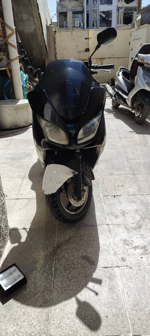 السلام عليكم فوزا 08للبيع الدراجة خير من الله الدراجة عمية بلد مكينة ناعمة وما مفتوحة الكلجات اصلية خير من الله الدراجة حلوة وما عوزهة شي يرادلهة فقط تاير امامي السعر 650الشراي يتصل او يراسلني مكاني الشعب ***********
