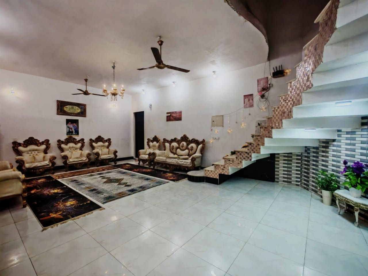 بيت للبيع مكان حي النفط ( مجمع البيادر) 

(مامطلوب حر)
البيت يحتوي على طابقين + شقه تشاريف + طابق ارضي كامل 
ويحتوي على صاله كبيرة مساحه  10× 6 + مجمع حمامات مساحه 2 ×5
ويحتوي على غرفه مساحه 5×5
ويحتوي على مطبخ مساحه 5×5
ويحتوي على منور مساحه 1×2
ويحتوي على براني مساحه 8× 4 ونص
ويحتوي سويت كبيره غرفه 4×11 + حمام داخلها 
ارتفاع البيت 3امتار و60 
طابق الثاني يحتوي على غرفه وحده سندويج مساحه 5×5
وغرفتان هيكل 
وصاله هم هيكل 
وشقه هيكل + تحتوي على درج وباب خلفي
شارع مبلط ومقابلينه خدمات 
مقابليه منتزه مستقبلاً 
ابحث عن بيت مراوس او بيع للتواصل على ***********
