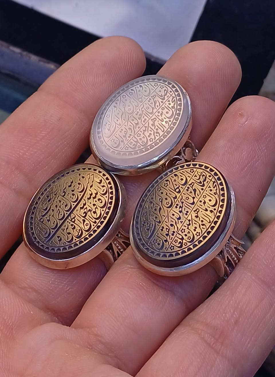 يا هلا ومية هلا بعشاق الفخامة والتميز وأهل الذوق الرفيع! 📢🔥💍

​جايبين لكم اليوم تُحف فنية تسر العين وتريح القلب 💎✨. وفرنالكم تشكيلة نادرة من العقيق اليماني الأصلي 💯، بشغل وجراخات وخطوط إيرانية تفتح النفس 🇮🇷✍️، وبأنامل الخطاط المبدع والممروف (ياسين) ✒️🔥.

​وطبعاً الشغل الملوكي ما يكمل إلا بـ فضة يدوية إيرانية بالكامل عيار 925 🥈🛠️، صياغة مميزة تاخذ العقل ومصنوعة بحب ودقة! 🤩

​👇 تعالوا شوفوا المجموعات اللي حضرناها لكم: 👇
​🥇 المجموعة الأولى:
عقيق يماني "شفة عبد" 🖤 لونه ملوكي وهيبة، مخطوط عليه ببركة الاسم الشريف:
( رُقَيَّة بِنتُ الحُسَين ع ) 🤲✨🕊️
​🥈 المجموعة الثانية:
تشكيلة ترد الروح من العقيق اليماني "شفة العبد" 🖤 والـ "سمائي" 🩵، مخطوط عليه للتوكل وتفريج االهموم  🕋🌿🤍
​🥉 المجموعة الثالثة:
مزيج فخم من العقيق اليماني "شفة العبد" 🖤 والـ "أبيض" الصافي 🤍، مخطوط عليه (آية الحفظ) للحماية من كل شر  🧿🛡️🤲
​🏅 المجموعة الرابعة:
عقيق يماني "أبيض" 🤍 أو "سكري" 🍯 يفتح النفس وأبواب الخير، مخطوط عليه (آية الرزق) للبركة والتوفيق 💸💎🚪

​👑 كل هذا الجمال، الروحانية، والصياغة المميزة اللي تبيض الوجه 🌟 تلگوه حصرياً في:

🔨 (( مــزاد أبــو أشــرف الـيـمـنـي )) 🔨

​🏃‍♂️💨 لا تفوتكم الفرصة يا جماعة، القطع محدودة وتستاهل تكون بإيدكم!

​📲 للحجز والاستفسار، تواصلوا ويانا فوراً على الواتساب من خلال الرابط المباشر: 👇🟢

🔗 https://wa.me/9647719456977 📞💬

​حياكم الله ونورتونا! 🌹✨💍
