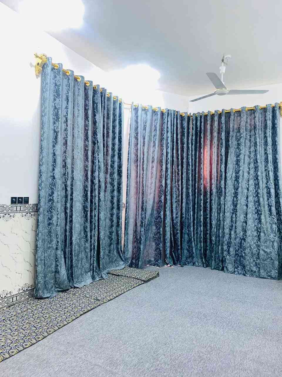 سلام عليكم بيت مجمع حجي حسين على شارع ١٥  بفرعي البيت يحتوه على ستقابل وصاله وغرفتين ومطبخ حار  وصحيات خارجيه وسويت داخل الغرفه البيت مساحته ٢٠٠ م. التصال على الرقم وتدلل ***********
