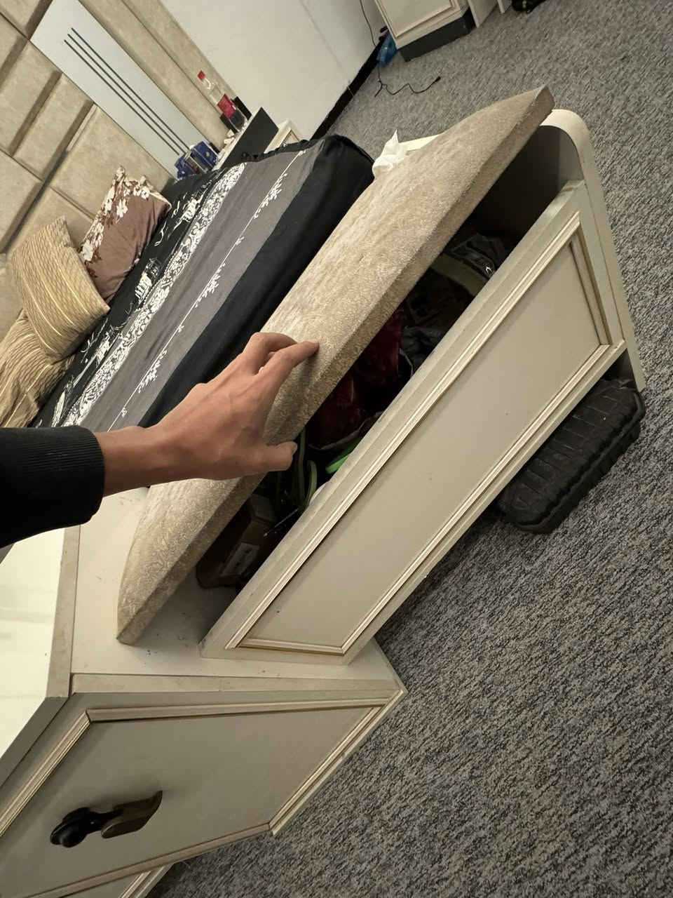 غرفة 9 قطع للبيع مكاني بغداد م الصدر حي الكوفة قرب تقاطع كسرة وعطش
السعر 750 الف وبيها مجال  من غير الدوشك

الغرفة نظيفة جدا 

للعلم الجربايه مخزن جوة ترفع الدوشك 

وسعر الدوشك 100 الف قفل اصلي ضمان بي 5 سنوات

الاتصال واتساب فقط ***********
