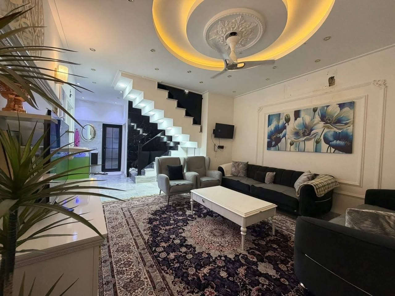 دار 200 م للبيع واجهة 10
3 طوابق يحتوي على 7 غرف نوم
 وصحيات عدد 5
حي الجهاد الطائي  مقابل مجمع النسيم
للأستفسار *********** واتساب
