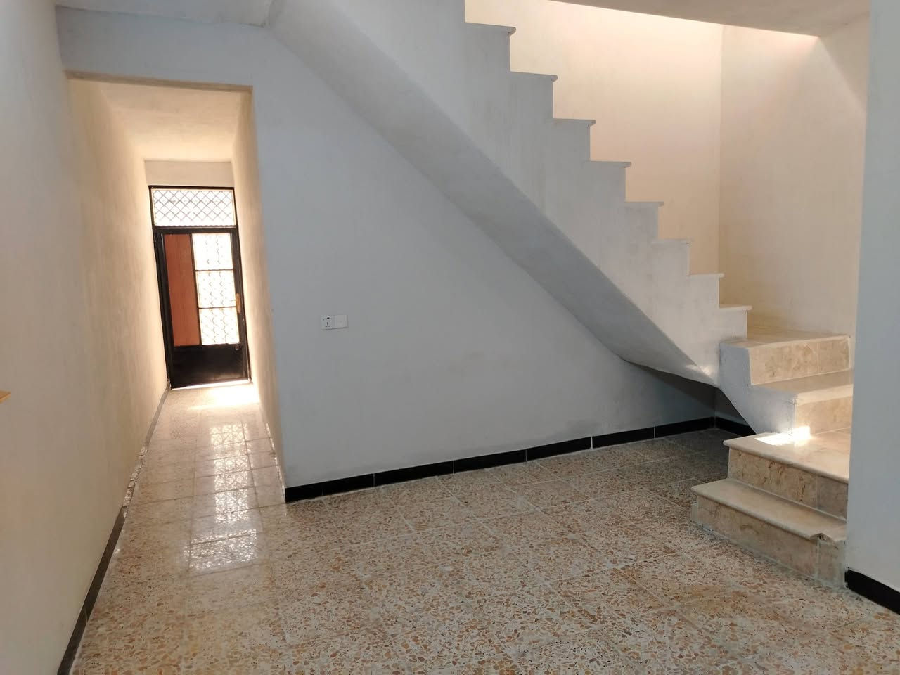 دار للبيع المساحة ٩٥ بنأ جديد مدخل حي طارق وصط دربونة مال السيطرة السعر ٣٧ باقي التفاصيل داخل الفيديو ***********
