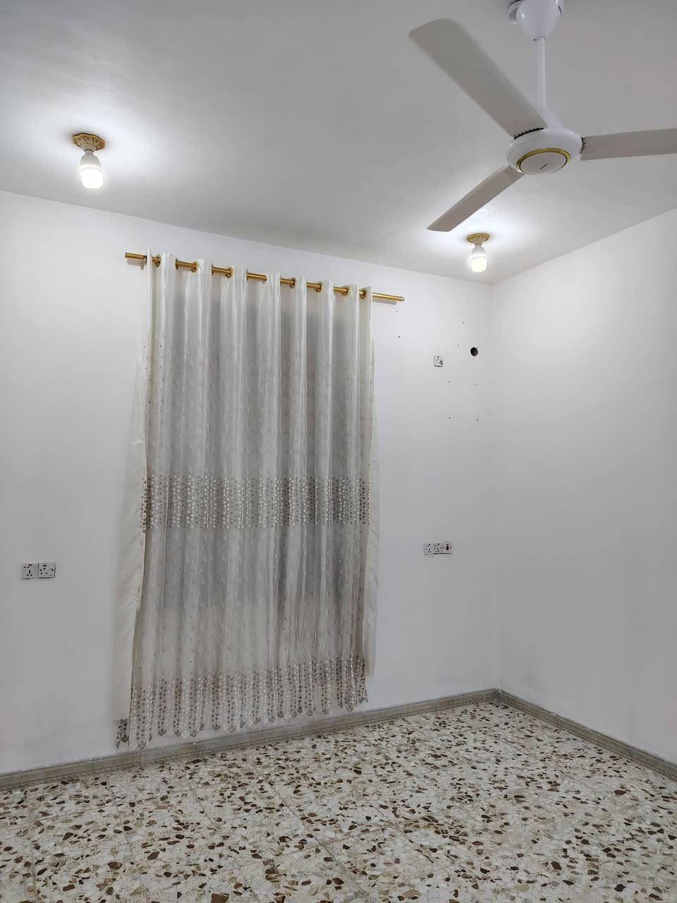 بيت للايجار بالحكم المساحه 130متر جاهز ونظيف للاستفسار الاتصال على الرقم 
***********
