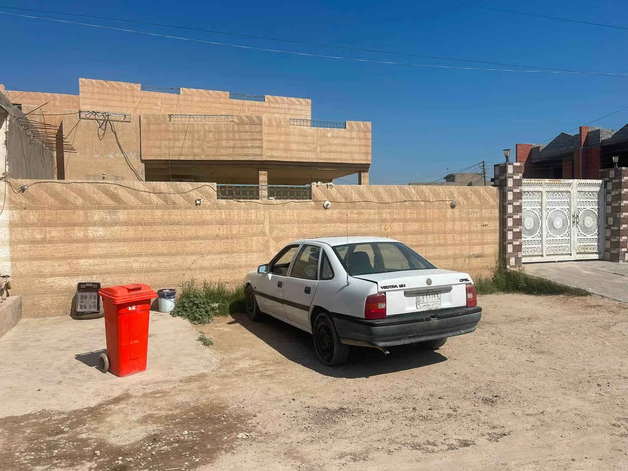 السلام عليكم الدار للبيع البيت تجاري
ركن المساحه 500 متر  الواجه 20 والنزال 25 متر

الموقع. حي المعمل مقابيل المستشفى الاماني 

السعر خاص 

هاتف 📞 ***********
