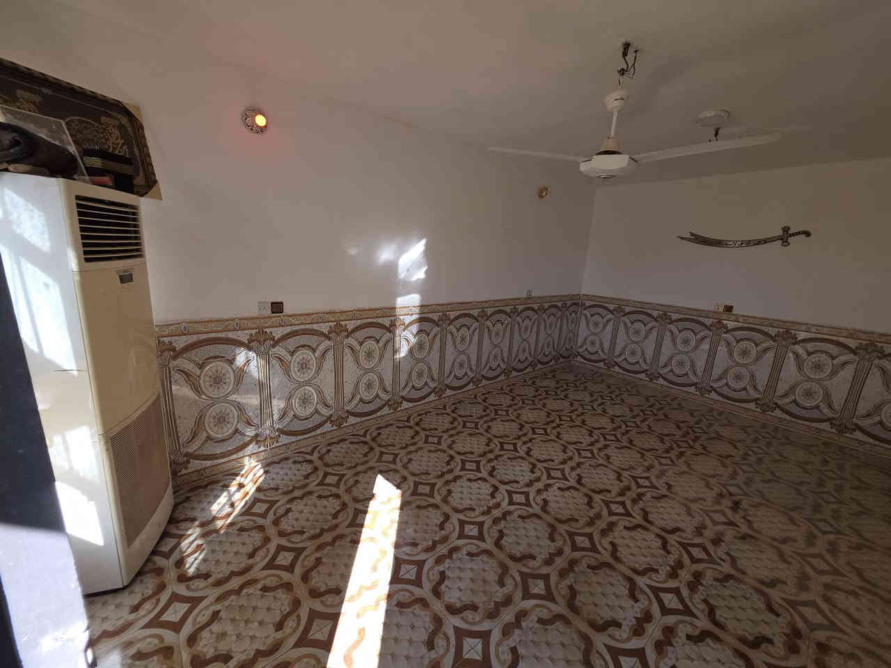 بيت للايجار مساحه 100طابق ونص غرفتين وصاله وستقبال وصحيات خارجيه وداخليه البيت نضيف المكان كربلاء الطاقه مقابل اساله المي خلف مستشفى التركي قريب ع شارع حدائق العتبه البيت حاليا جاهز للسكن 350ايجاره الهاتف ***********
