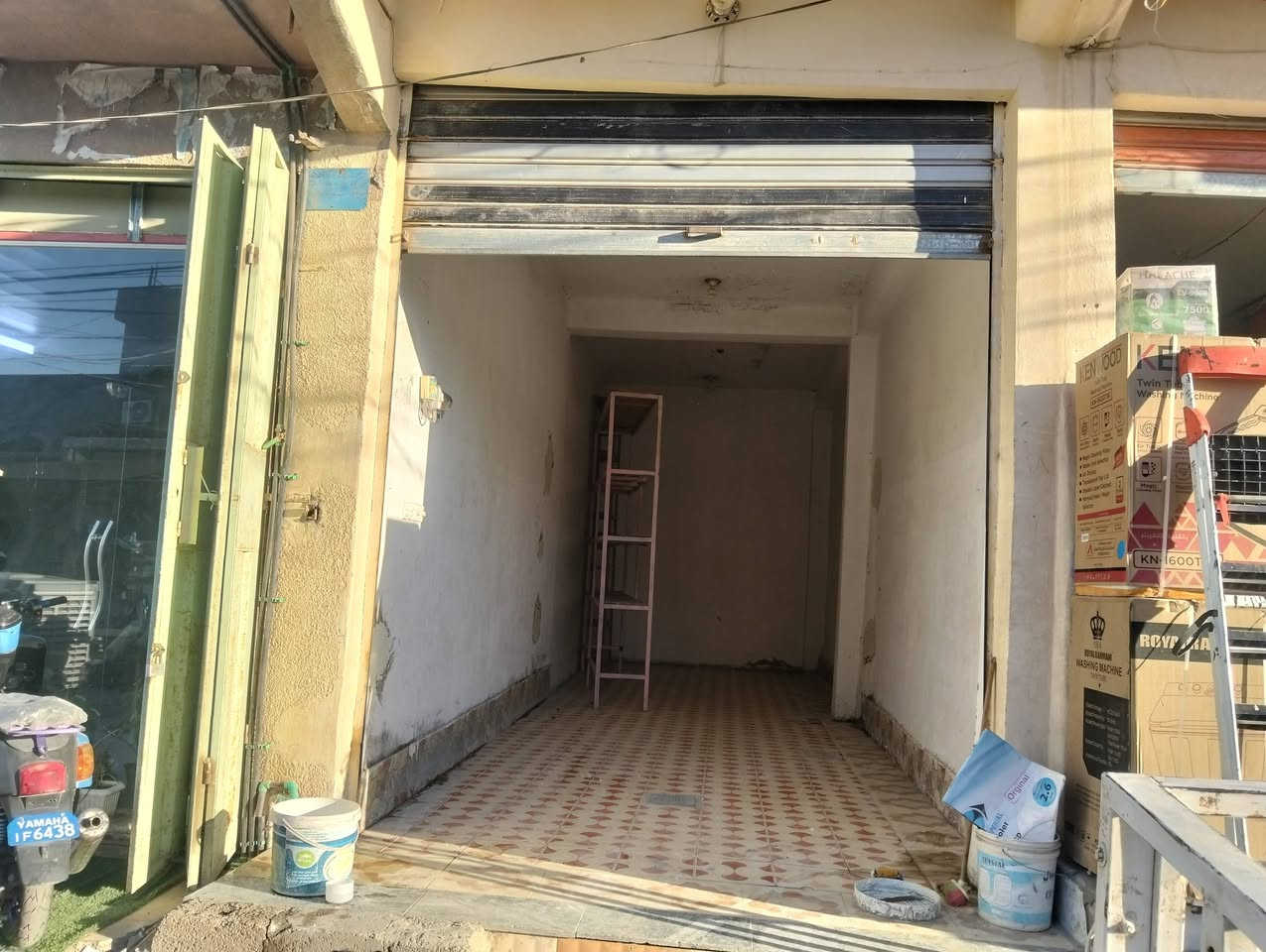 محل للايجار العنوان شارع المسعودية مقابل أسواق ايسن
التواصل على الرقم ***********
