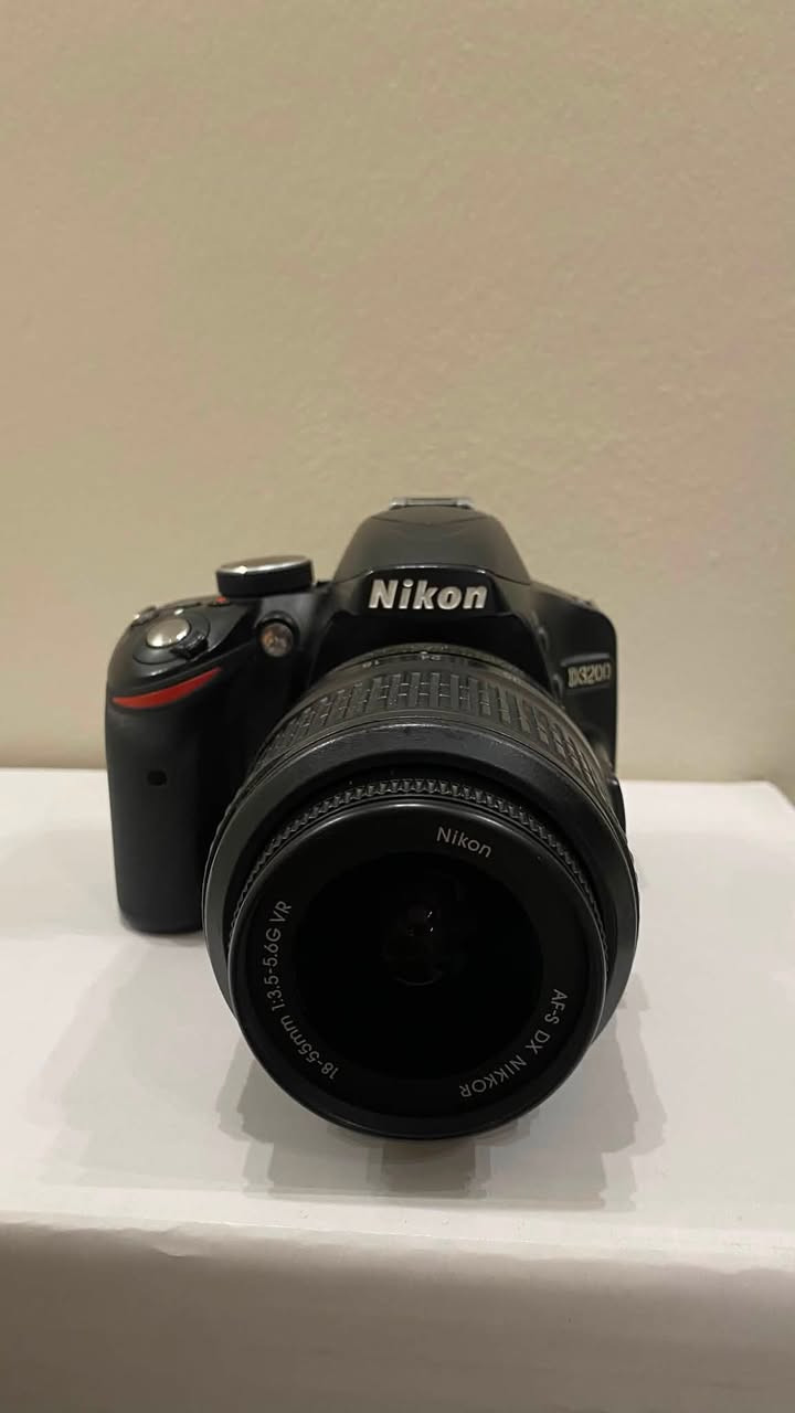 للبيع كاميرا nikon d3200 نظافة 100%
وعدستها (mm18-55 )standard lens kit 
شترها 17k , شاحنه ، بطارية (عدد ثنين)  ، كيبل نقل ، حزام كتف ،جنطه ، uv filter 
استخدام شخصي .كلشي بلادي ولا شغله مبدله
بيع او مراوس باحد هذي الانواع وانطي فوكها فرق
Nikon D750 
Nikon D500
Nikon D7500
Nikon D7200
Nikon D5600

تواصل ***********
