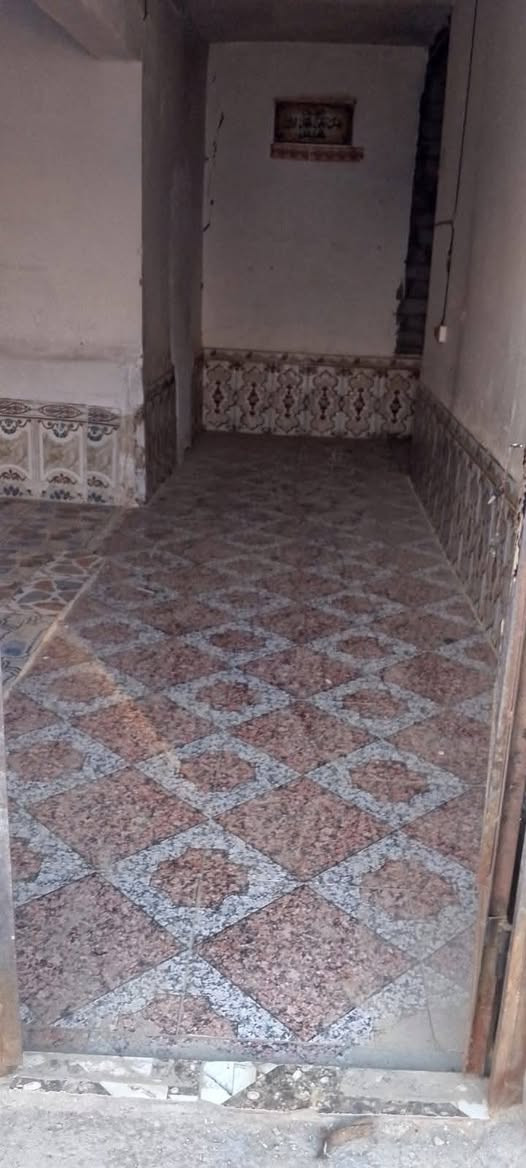 السلام عليكم مكلف بالنشر
بيت للبيع بحي الفلاح قريب على البراز مساحه 250  بي غرفتين وصاله وديوانيه خدمات كهرباء مولد ماي كله متوفر السعر ٣٨ او مراوس بقطعه طابو 
رقم ابو البيت ‏‪***********‬‏
