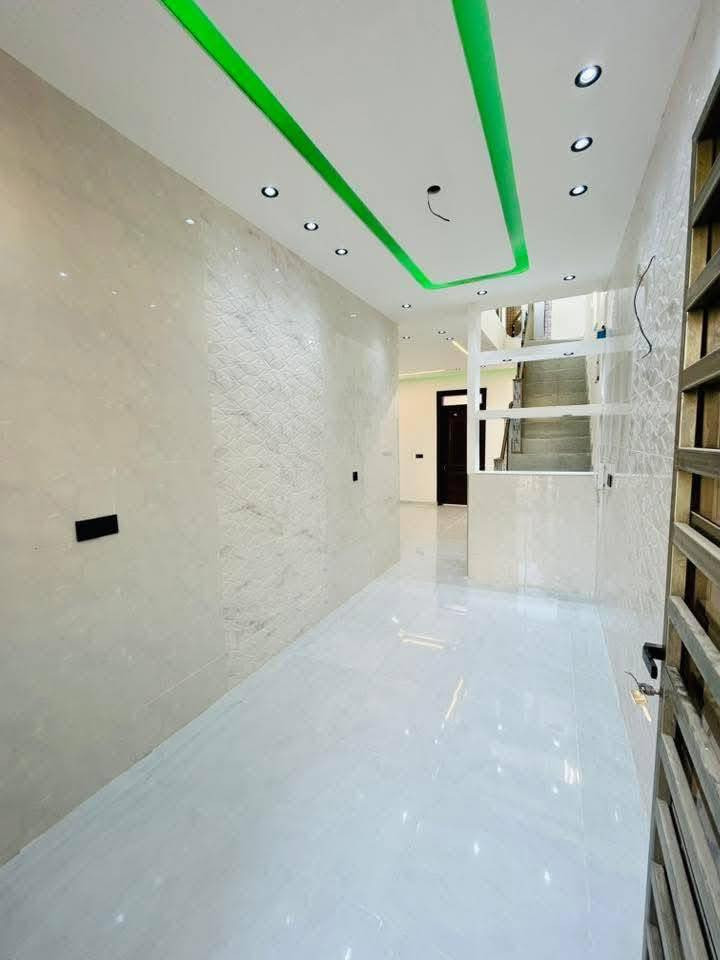 السلام عليكم 🏠 يوجد بيت مساحة 100م طابق ونص واجهه6.25م -نزال 16م  ( • السعر قابل للتفاوض)

يحتوي البيت: 

-2غرف نوم كبار واسعة 3حمام -مطبخ -حولي مفتوح الصالة - منو ر-ييتونه كبيره 

-شغل درجه اولى بديكور مغربي

نوع العقار سند 25 طابو زراعي

الموقع/الدورة البوعيثة السلطان ثالث

للاستفسار
***********📱
