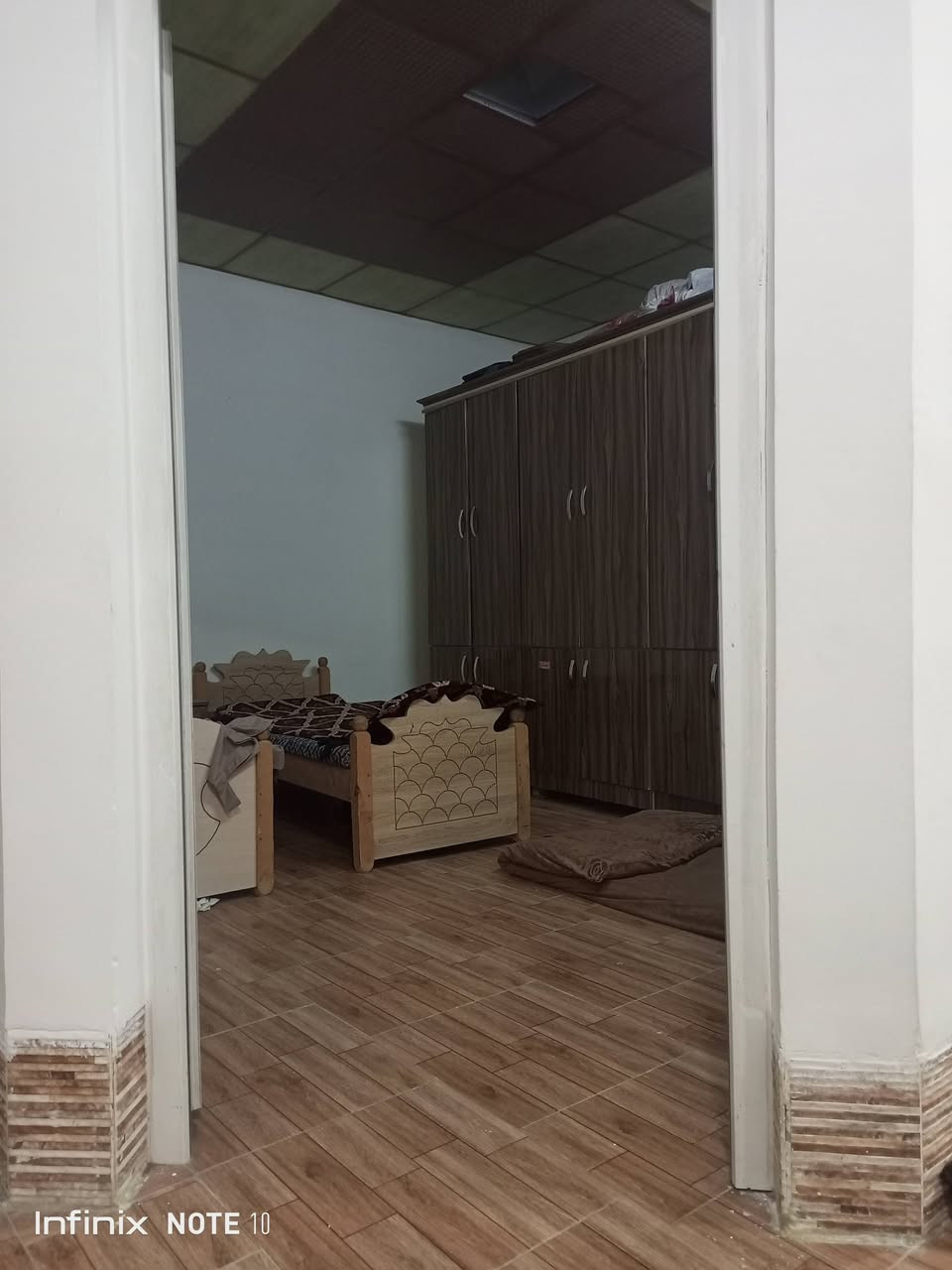بيت للبيع المساحه 190متر حديقه صغيره+ كراج سياره مطبخ+صالون يعني مكان خطار+هول+2 غرف نوم+حمام وصحيات داخلي معزول+بيتونه جبيره.+ اكو حديقه بصف البيت واسواق هم قريبه وقريب عالشارع العام .المكان بنجا علي قريب محطة الطاهر مقابل منطقة القادسيه،،
***********
