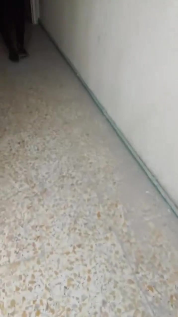 بيت 100 متر حي وفاء للايجار طابق واحد من جهة جامعه 325 الف ***********
