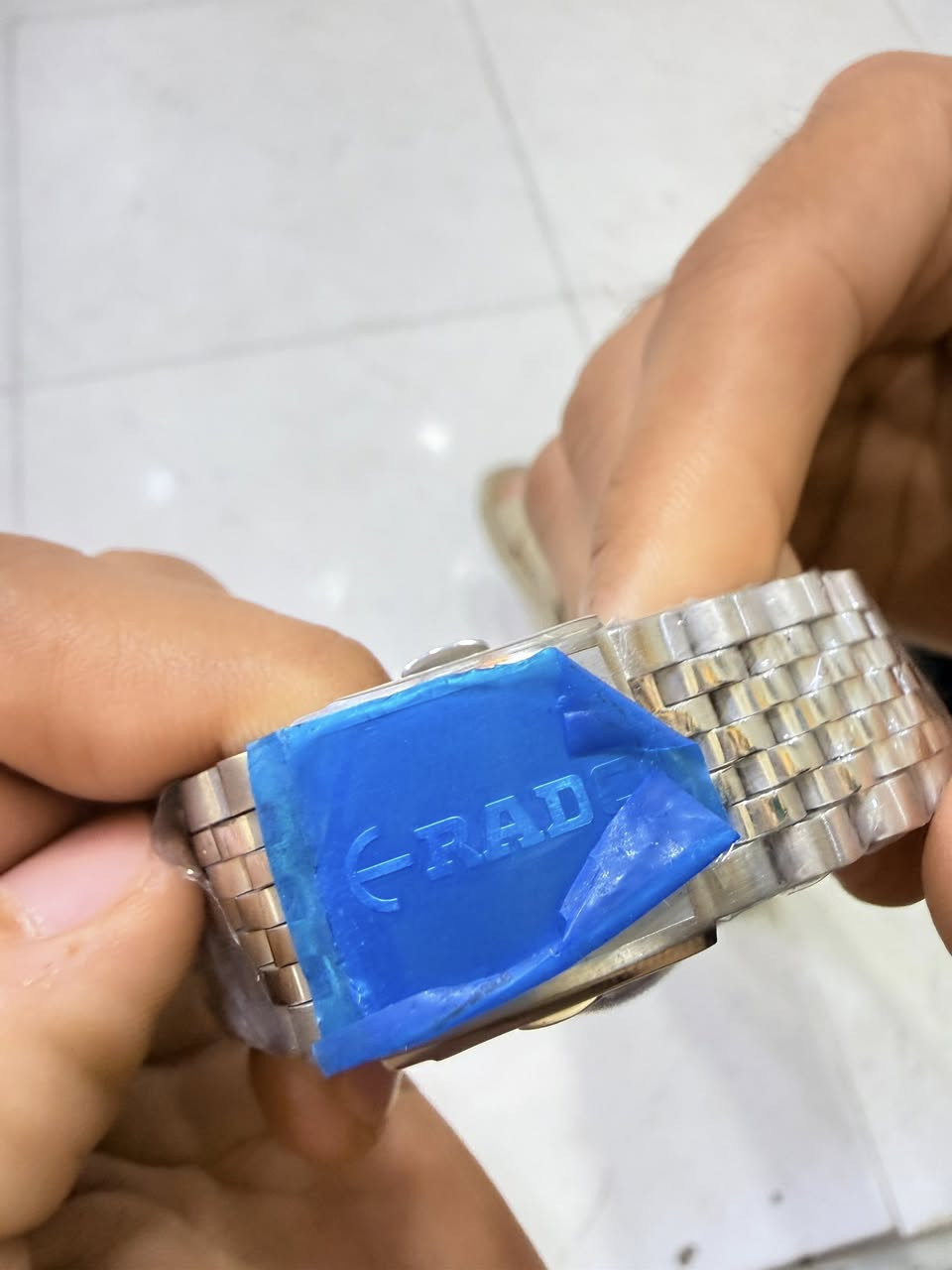 السلام عليكم
رادو اوتماتيك 25 حجز
رنك دوار سيراميك ومينه سيراميك ومنفذ شهري
المعدن فولاذ مقاوم للصدأ القطر 42
احتياطي طاقه 80 ساعه
زجاج زفير مقاوم للخدش 
300 متر تحت الماء
الساعه ماملبوسا ابد ستيكرات شركه بدون علبه بدون مرفقات ساعه فقط 
يم اعلى سعر ابيع واتساب ***********
