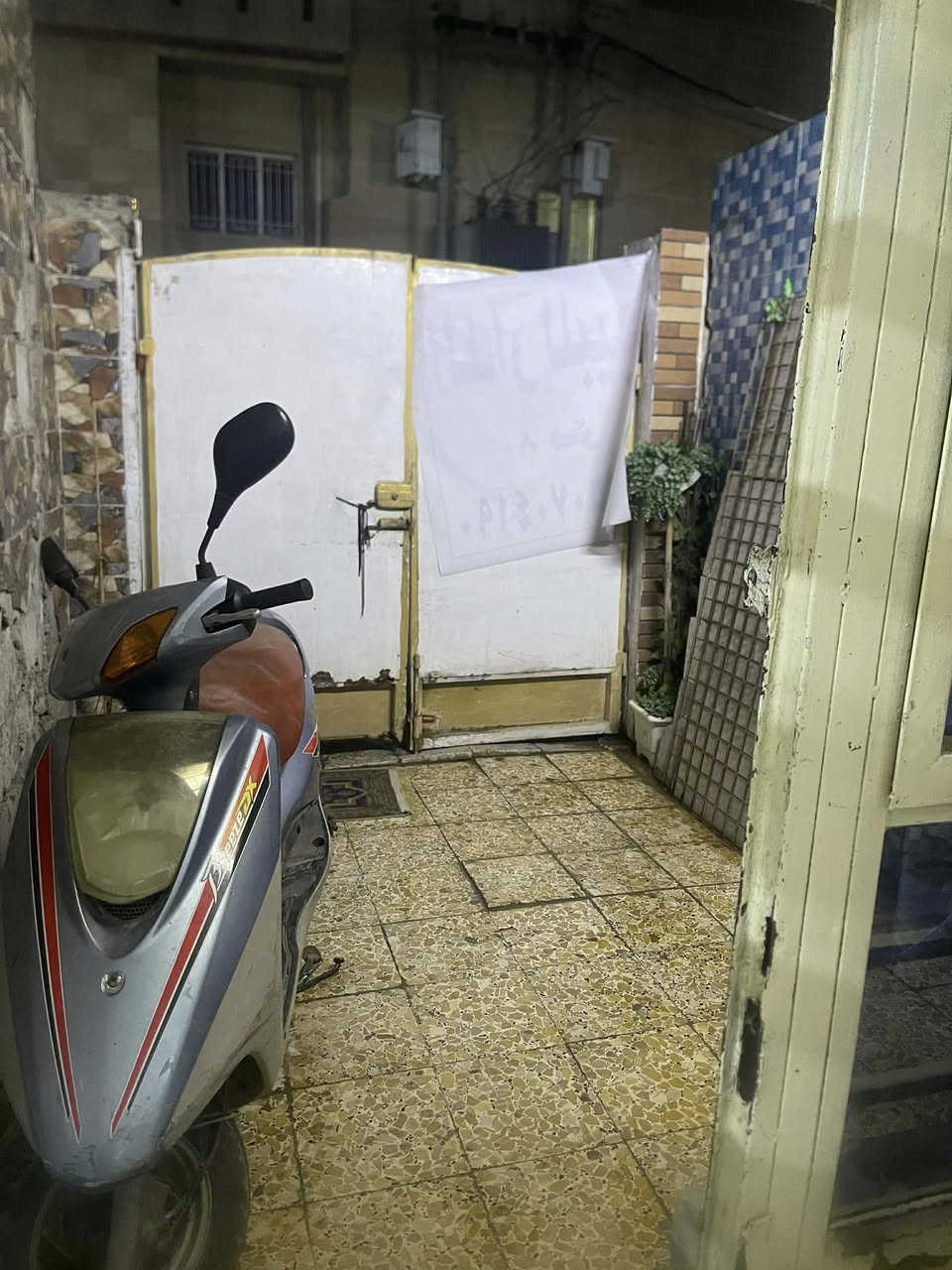 السلام عليكم 
بيت للبيع
٨٠ م واجه ٤ ونزال ٢٠
الغزاليه 
شارع المركز
مقابل السيده زينب
طابقين
٣ غرف
الاتصال على الرقم
***********
