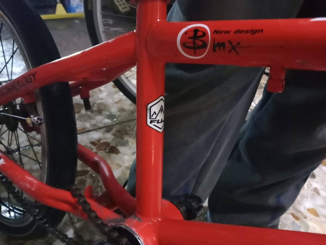 السلام عليكم بايسكل بي ام اكس أمريكي حجم 20 بايسكل عوزا بس تعديل إطار الخلفي وتاير الأمامي سعره 60 وبي مجال ***********
