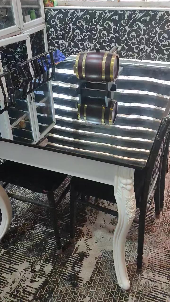 السلام عليكم للبيع ميز طعام 4 كراسي كلش نضيف تركي واني مخلي جام فوك للجماليه واحافض عليه السعر 150 ***********
