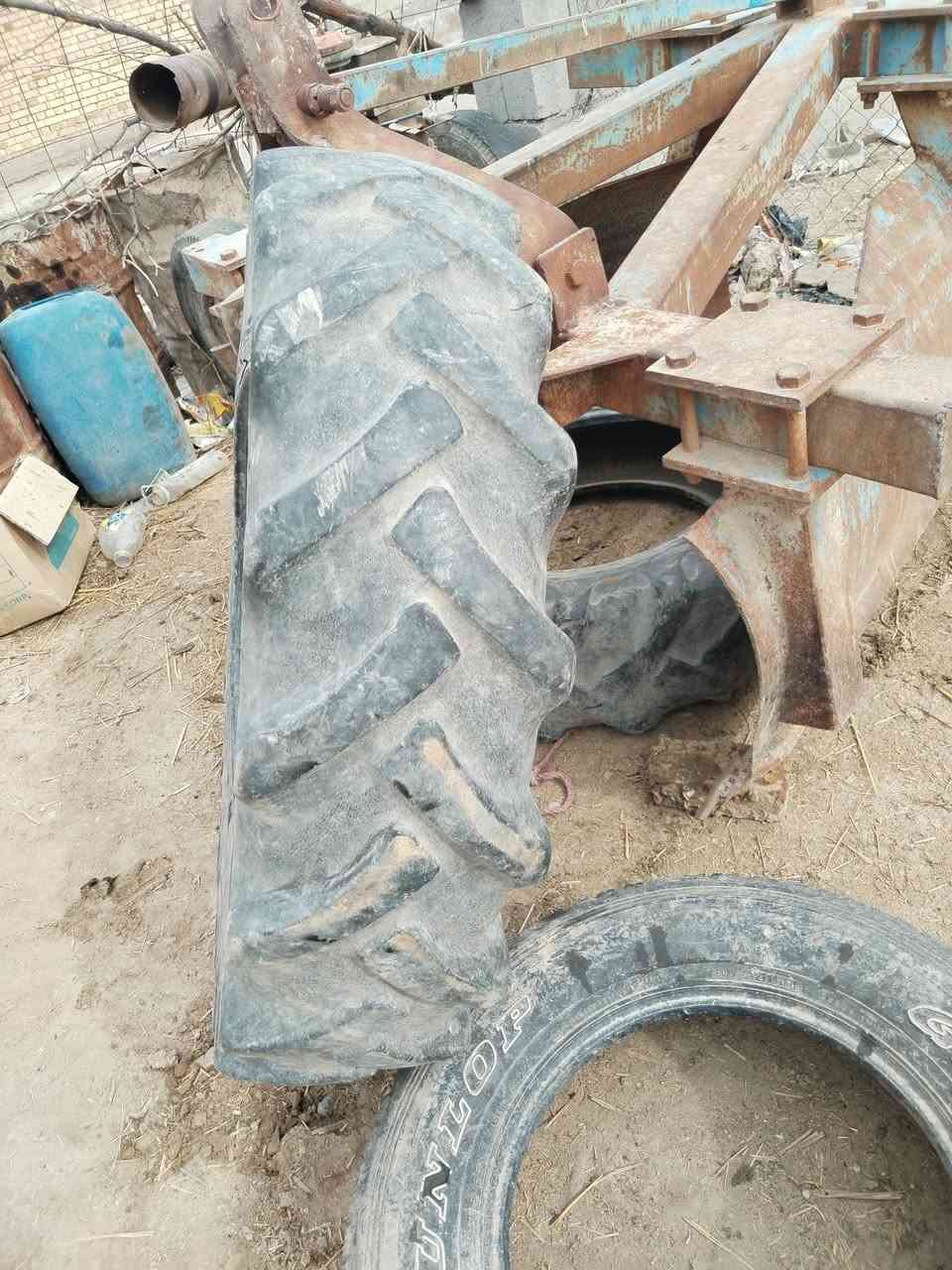 تاير نص عمر  واحد منهن نضيف واحد بيه ضربه

 ***********
