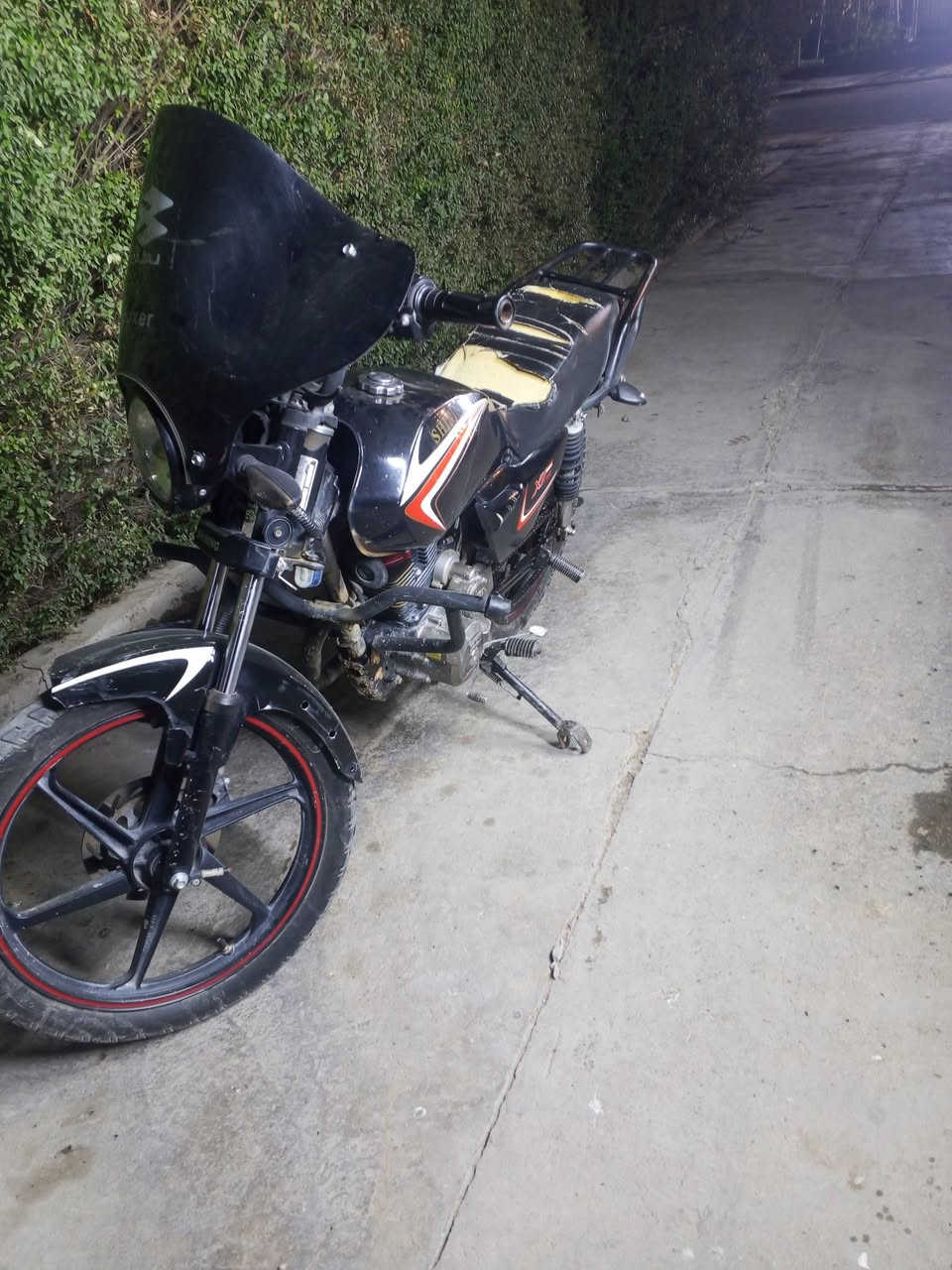 سلام عليكم
دراجة البيع شاينك 5كير 
دراجة نضيفه ما متعوبه متروكه 
مديل 2023 
كهربائيات كله شغاله 
سعر 750الف وبيه مجال 
مكاني بغداد المشتل شارع المجلس البلدي 
رقم الهاتف ***********
