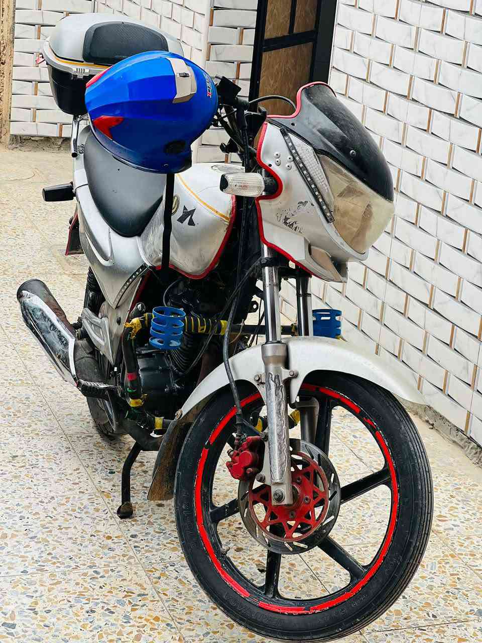 السلام عليكم للبيع دراجه سايم ٢٠١٣دراجه مكينه ناعمه وفول دراجه نضيفه اوراق كامله كمرك ومنفيس وقرص تاخذ تكمل معامله وترقم للاستفسار خاص او ***********
