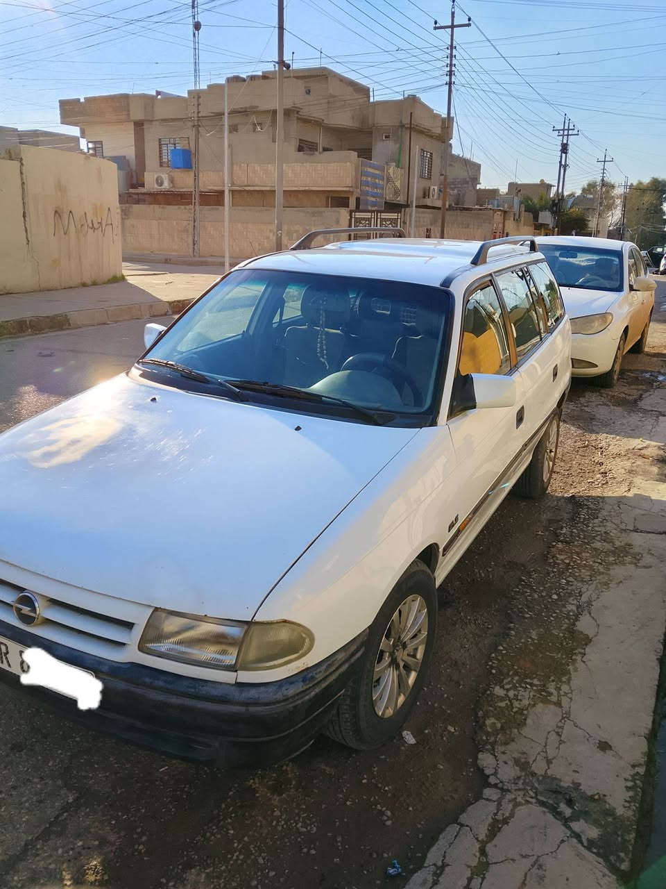 اوبل استرا 1992
محرك 16 
بي كابون بانزين
بي مكانات صبغ قليله 
قفل مركزي
تايرات جديدة
باتري جديد
محرك يصرف شوي
السعر 52ورقة 
للشراء والاستفسار ***********
