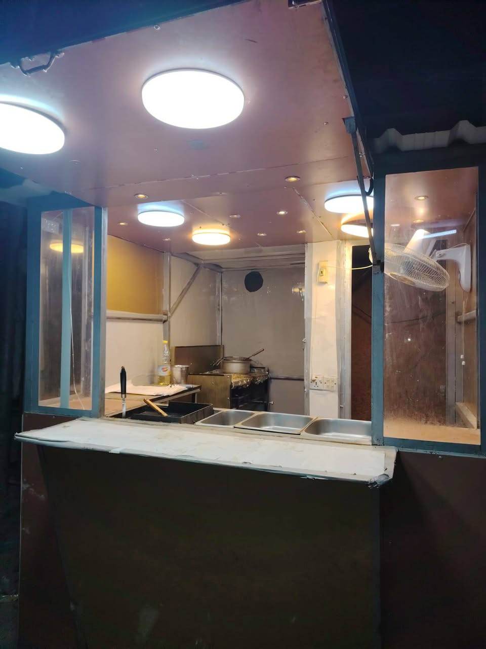 سلام عليكم كشك متنقل كامل هوه وغراضه كلوبات داخليه وخارجيه طباخات ثنين السعر 500مكاني بغداد الاستفسار على هاذه الرقم وبيك خير ودلل ***********
